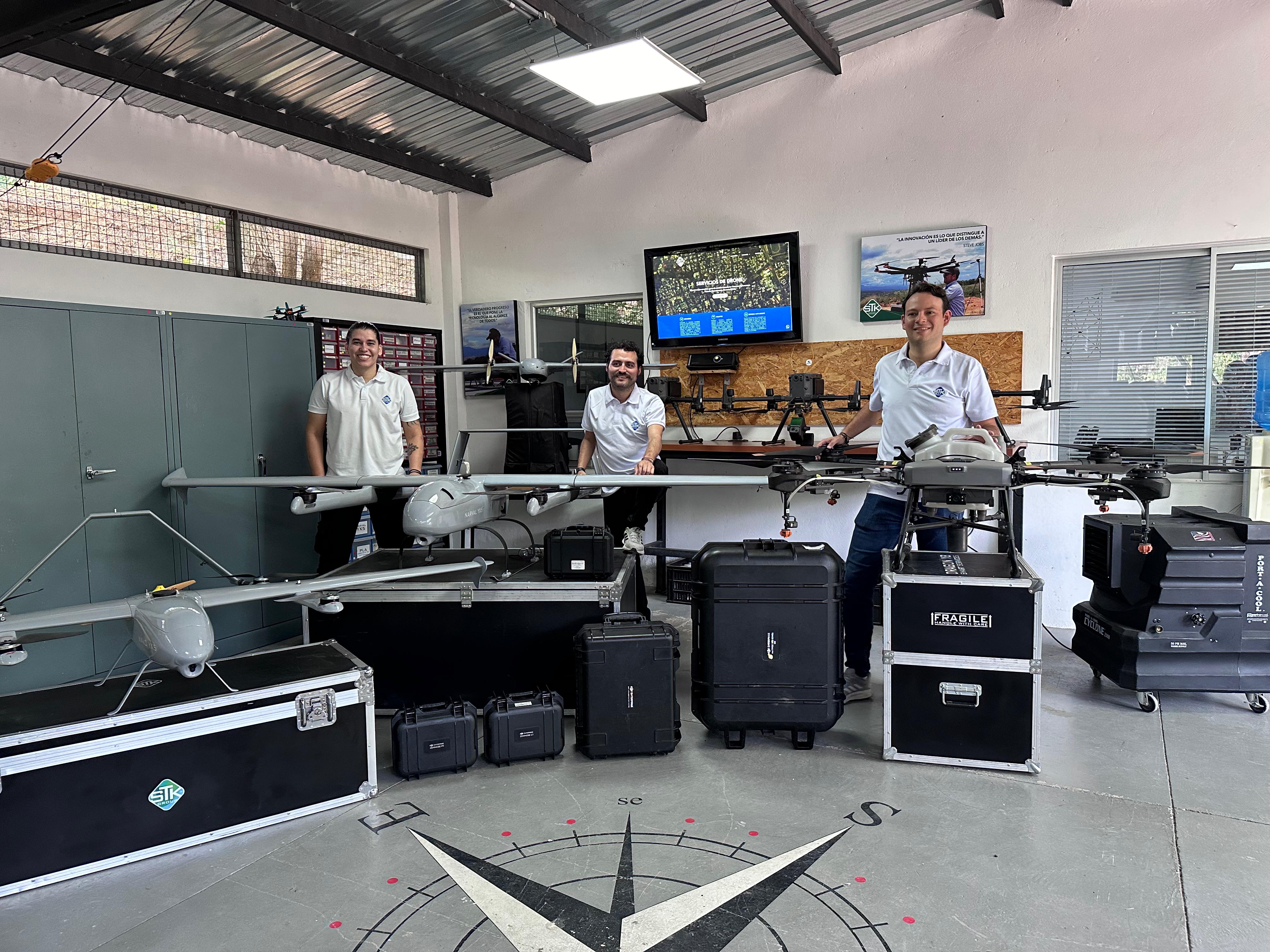Los amigos que crearon una empresa que diseña, integra y opera drones en Colombia