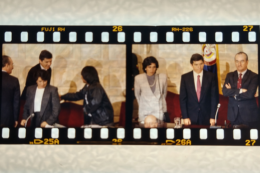 El presidente César Gaviria y su esposa Ana Milena Muñoz estuvieron entre los que presenciaron el histórico evento, en el que por primera vez hubo participación de representantes de los indígenas.