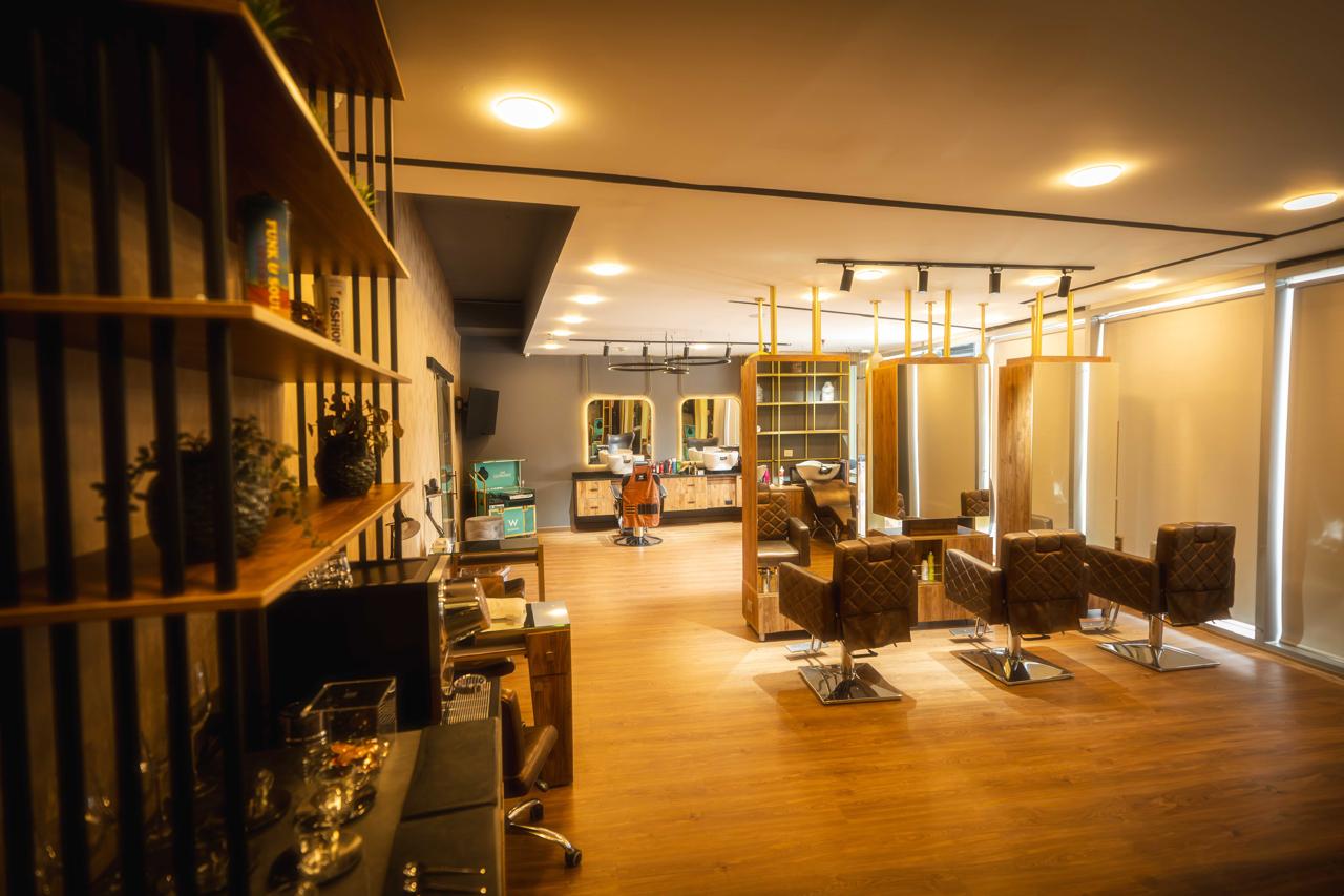The Salón es un espacio dedicado a ofrecer servicios personalizados en belleza y cuidado personal.