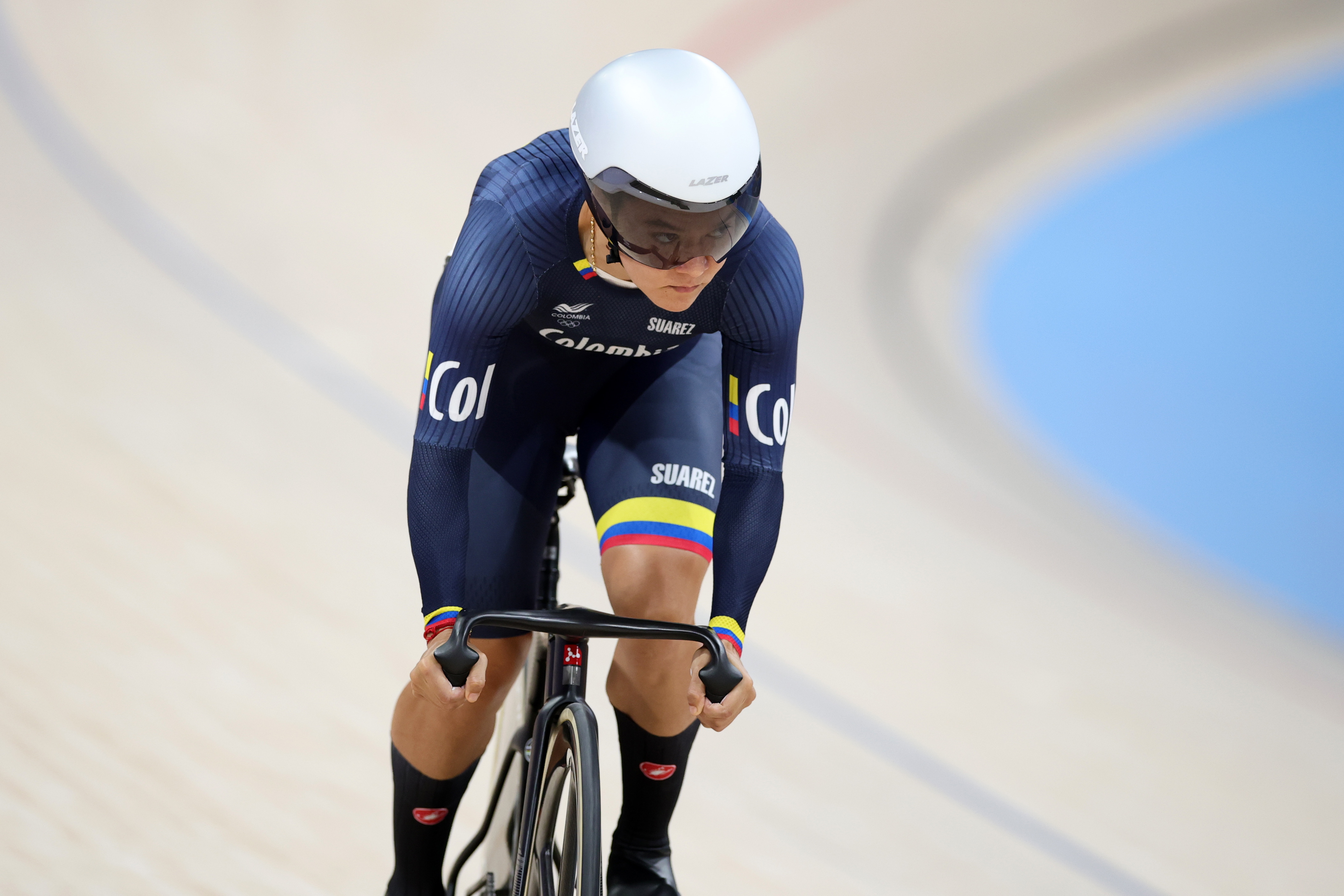 Saint-quentin-en-yvelines (France), 10/08/2024.- Martha Bayona Pineda of Colombia competes in the Women's sprint quarterfinals of the Track Cycling competitions in the Paris 2024 Olympic Games, at Saint-Quentin-en-Yvelines Velodrome in Saint-Quentin-en-Yvelines, France, 10 August 2024. (Ciclismo, Francia, Roma) EFE/EPA/MARTIN DIVISEK