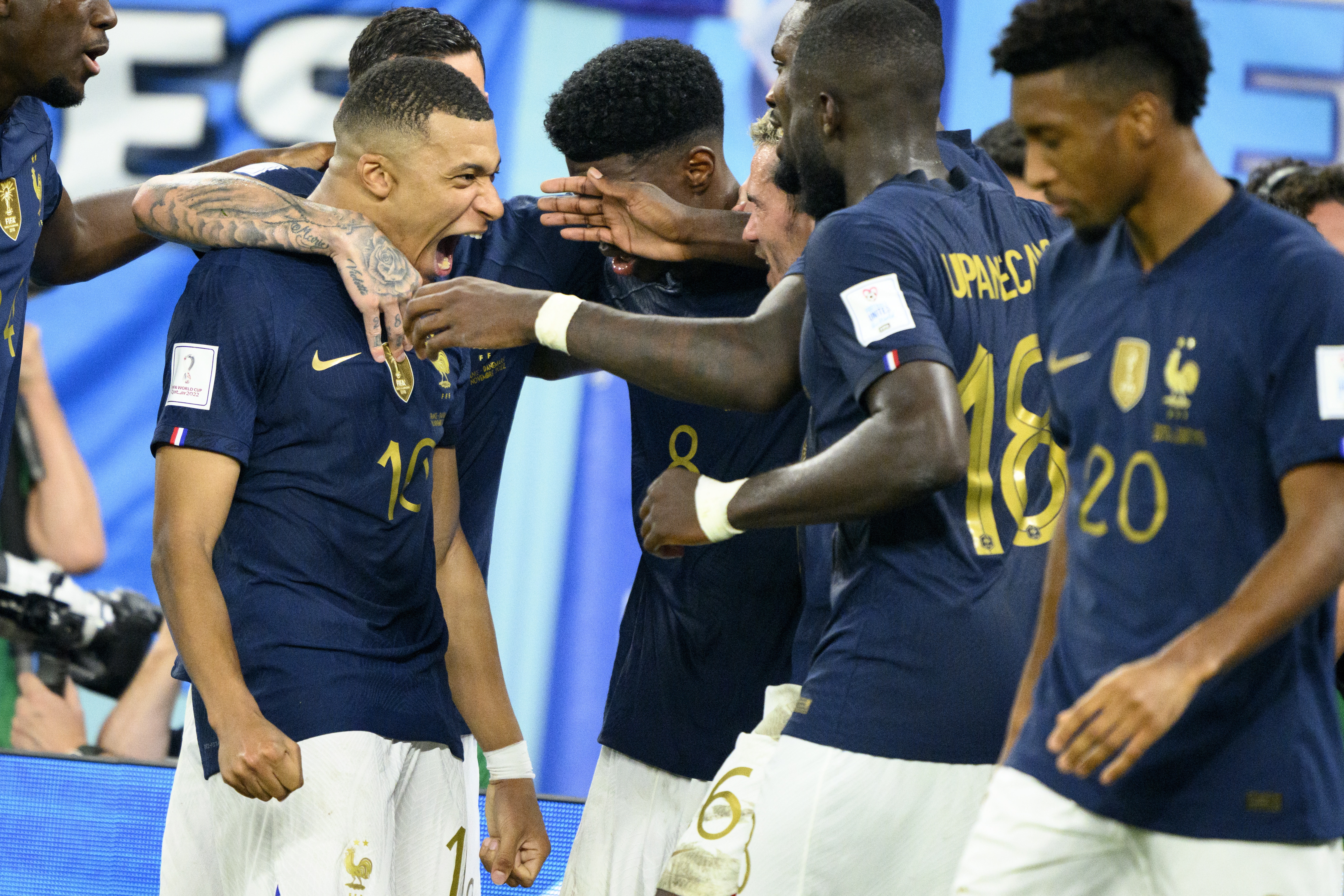 Doha (Qatar), 26/11/2022.- Kylian Mbappe (L) of France celebrates with teammates after scoring his second goal during the FIFA World Cup 2022 group D soccer match between France and Denmark at Stadium 947 in Doha, Qatar, 26 November 2022. (Mundial de Fútbol, Dinamarca, Francia, Catar) EFE/EPA/LAURENT GILLIERON