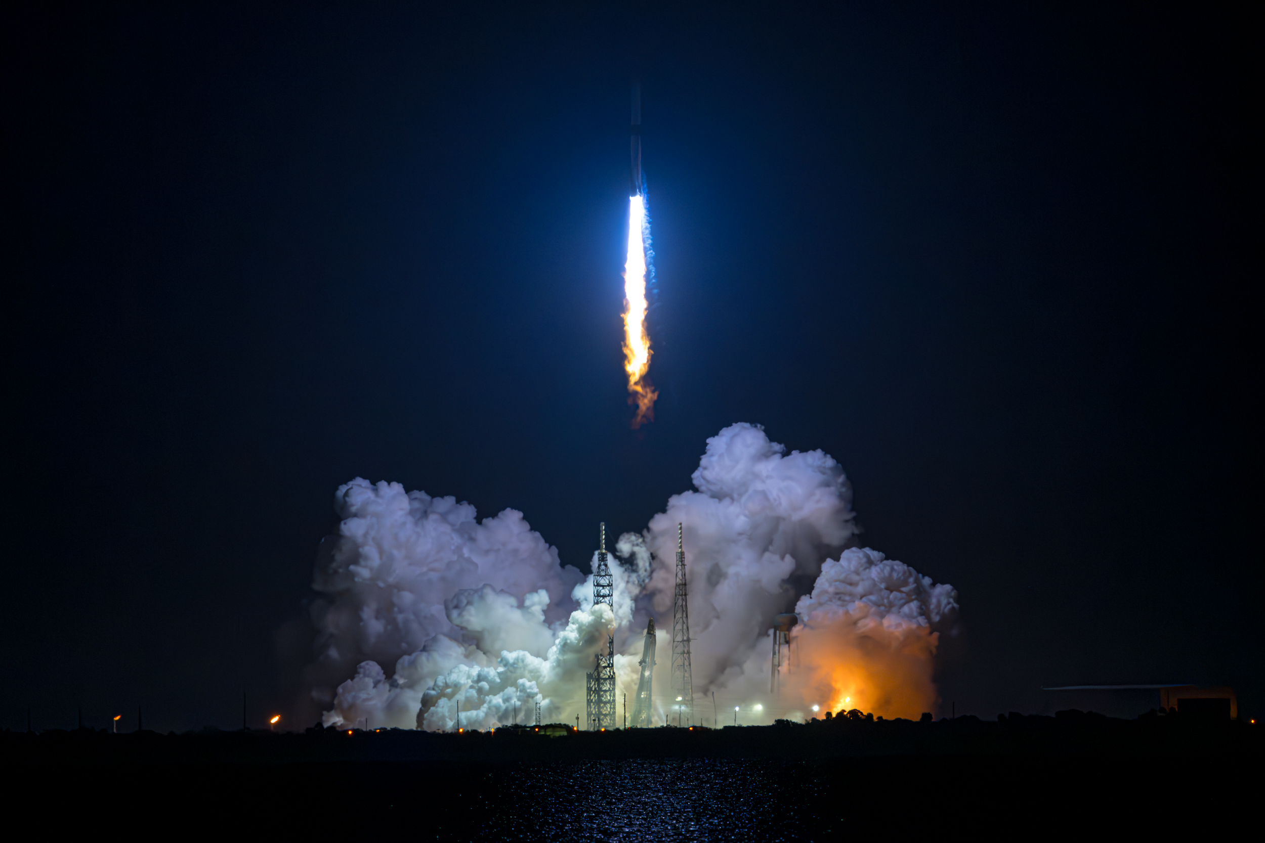 Blue Origin lanza su primer vuelo espacial de órbita, aunque no logra aterrizar