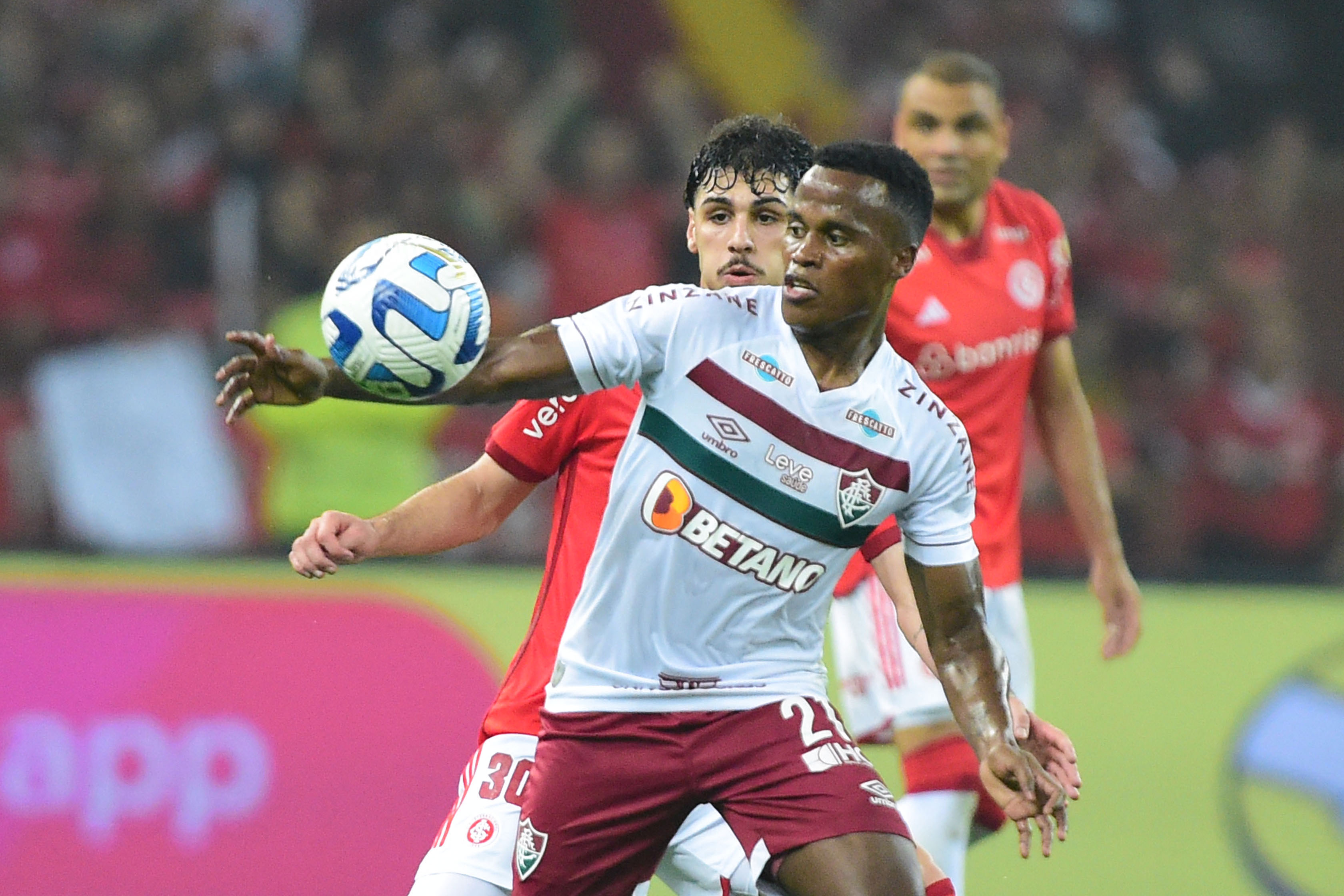 AMDEP9885. PORTO ALEGRE (BRASIL), 04/10/2023.- João Lucas de Souza (i) de Internacional disputa un balón con Jhon Arias de Fluminense hoy, en un partido de las semifinales de la Copa Libertadores entre Internacional y Fluminense en el estadio Beira-Rio en Porto Alegre (Brasil). EFE/ Ricardo Rimoli