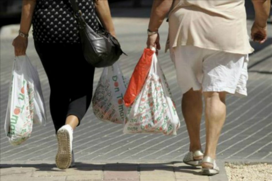 En un promedio de vida de 77 años, una persona consume el total de 22.000 bolsas de plástico. / Archivo