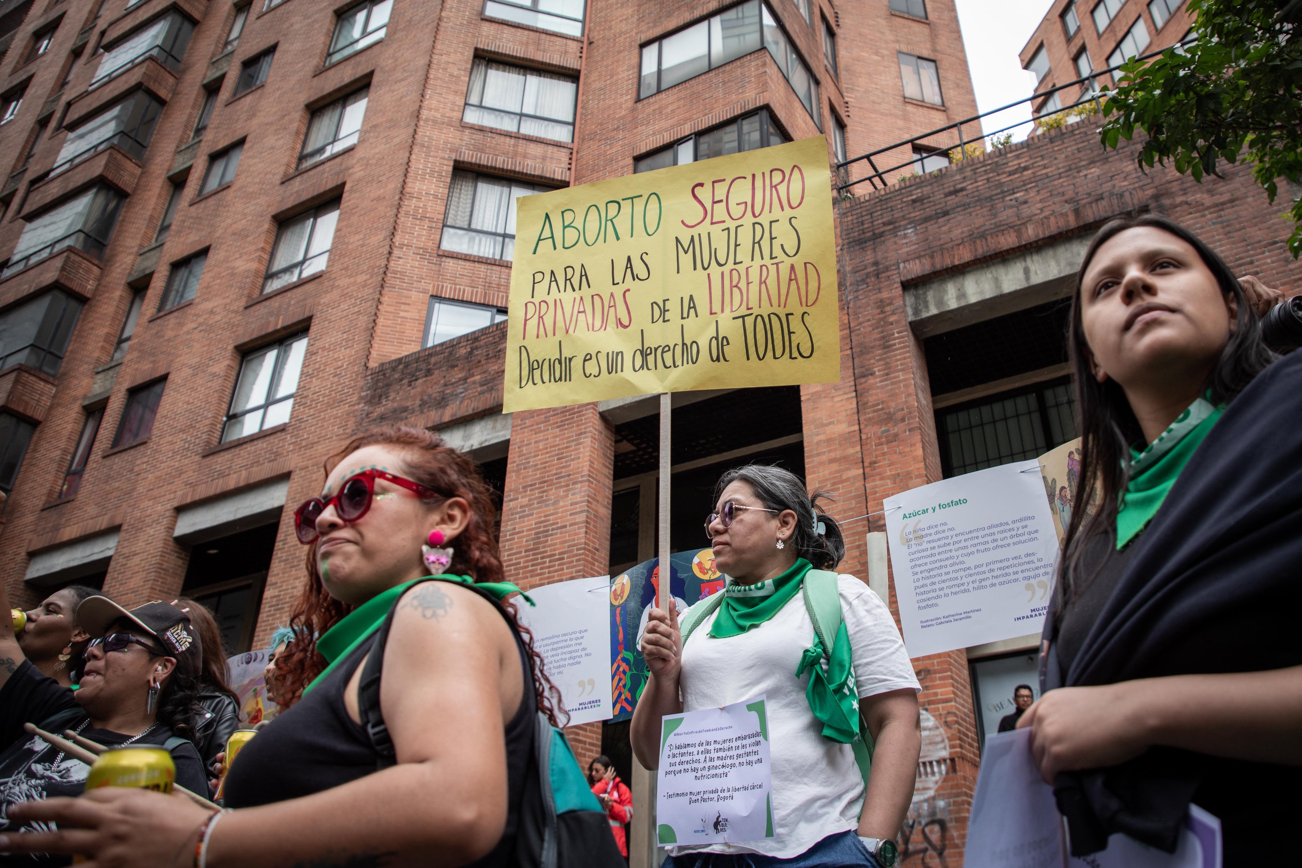 El origen de los pañuelos se remonta a los trapos blancos usados por las Madres de Plaza de Mayo en su lucha. Actualmente tienen un color diferente para representar una nueva generación y una nueva causa.