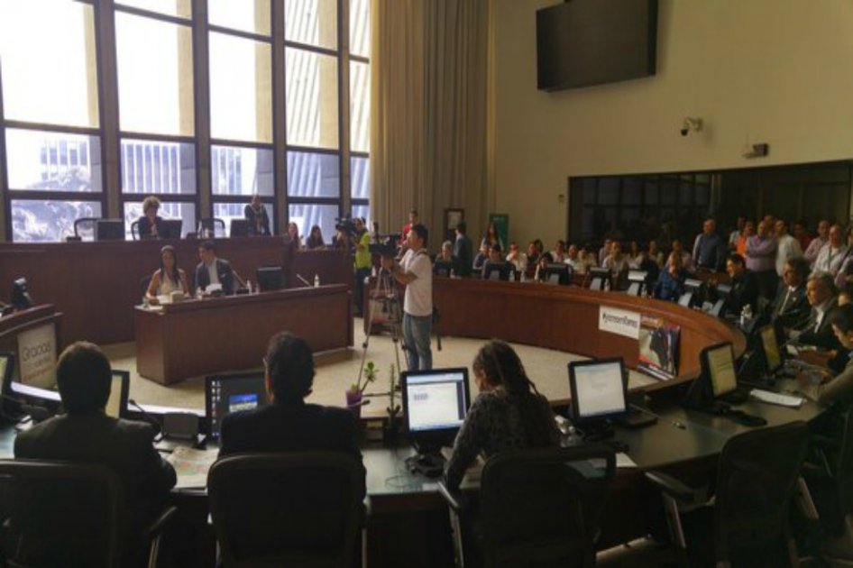 La plenaria del Concejo debatiendo sobre la venta de las acciones que tiene EPM en Isagén. / Twitter