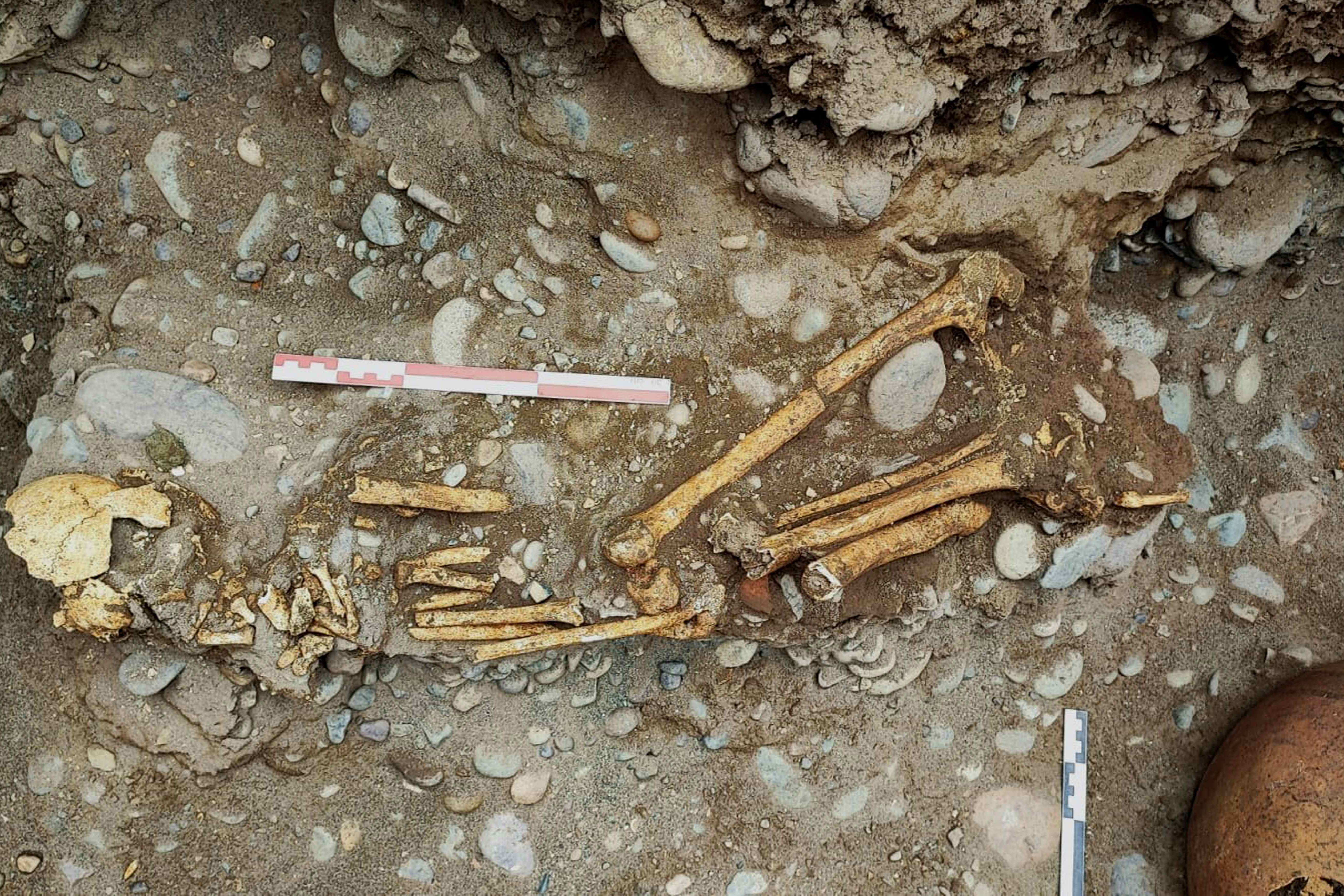 Encuentran los restos de niño y adulto de 1.300 años de antigüedad durante obras en Lima