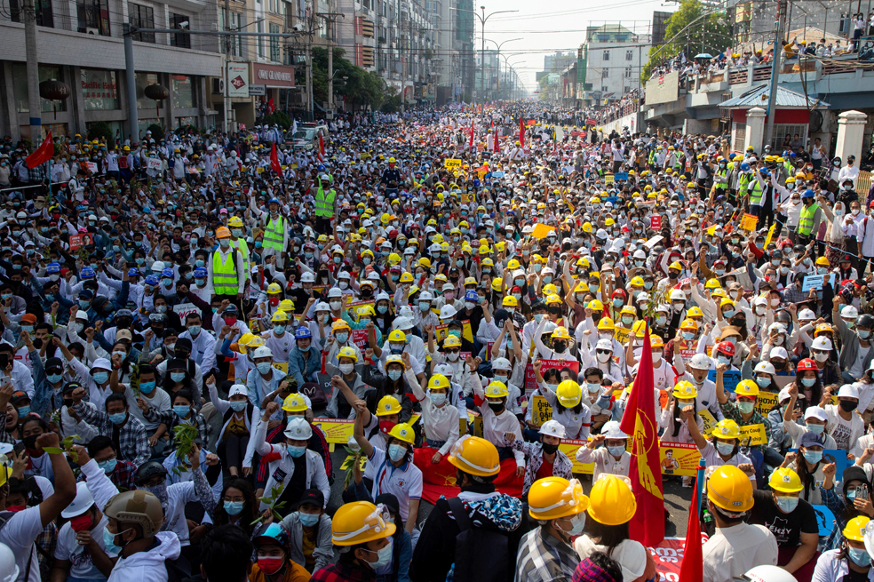 Multitudinarias protestas en Birmania pese a las amenazas de la junta militar