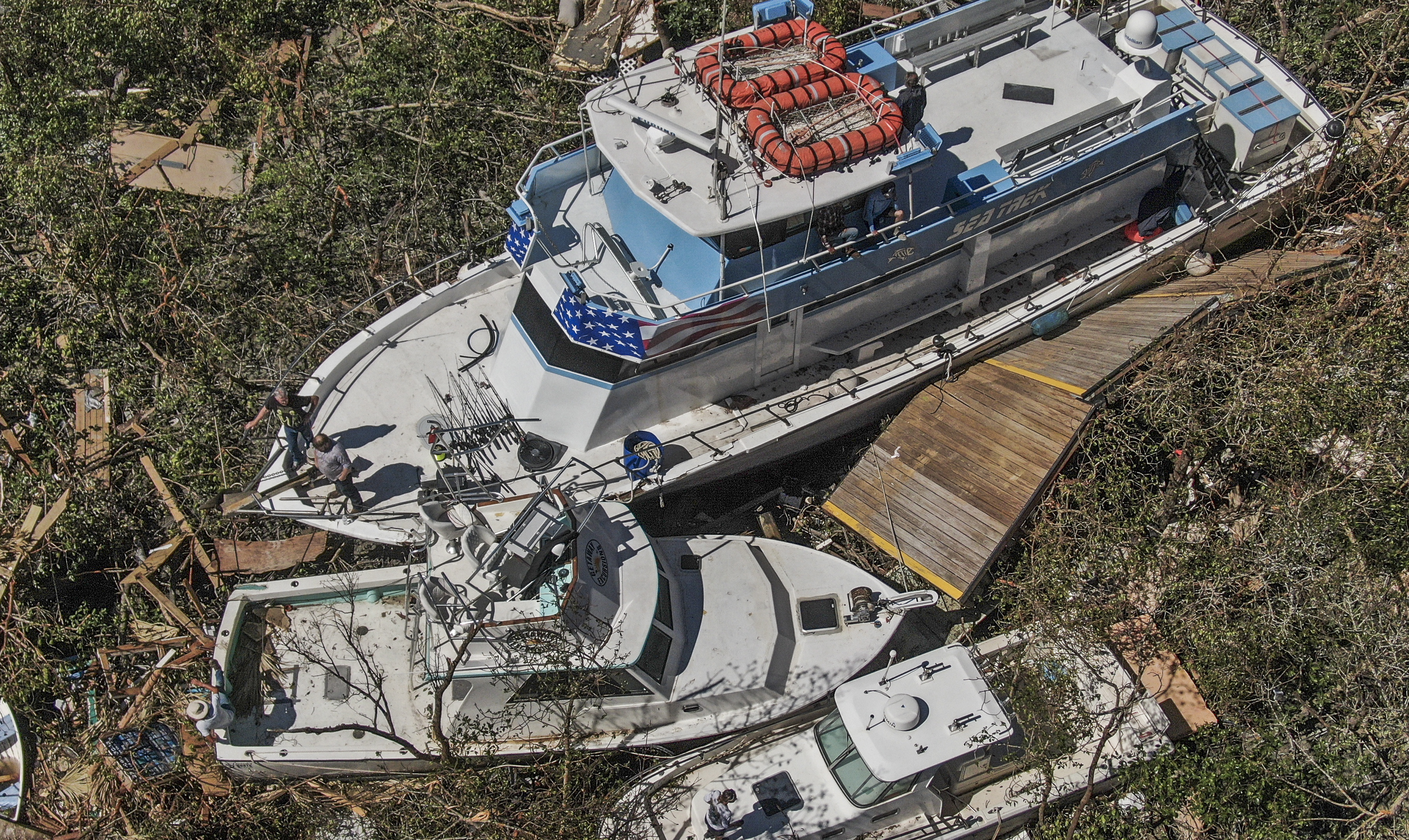 Ft. Myers (United States), 30/09/2022.- An aerial photo made with a drone shows damage to boats in the wake of Hurricane Ian in Ft Myers, Florida, USA, 30 September 2022. The category 4 hurricane made land fall on 28 September causing widespread damage and power outages. (Estados Unidos) EFE/EPA/TANNEN MAURY