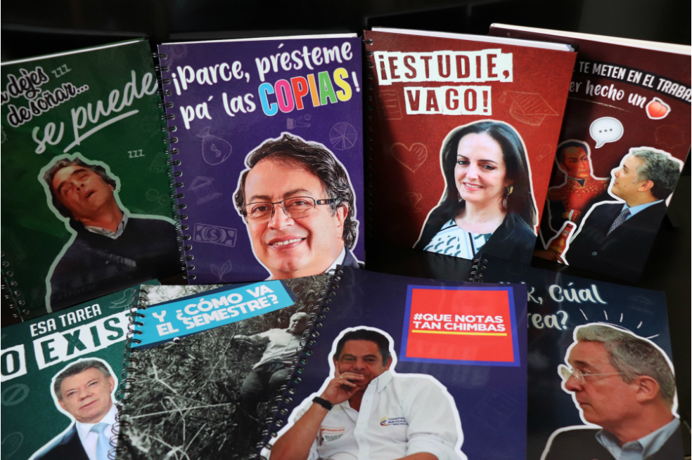 Nueve memes de políticos colombianos se materializaron en cuadernos. / Sebastián Alberto Solano 