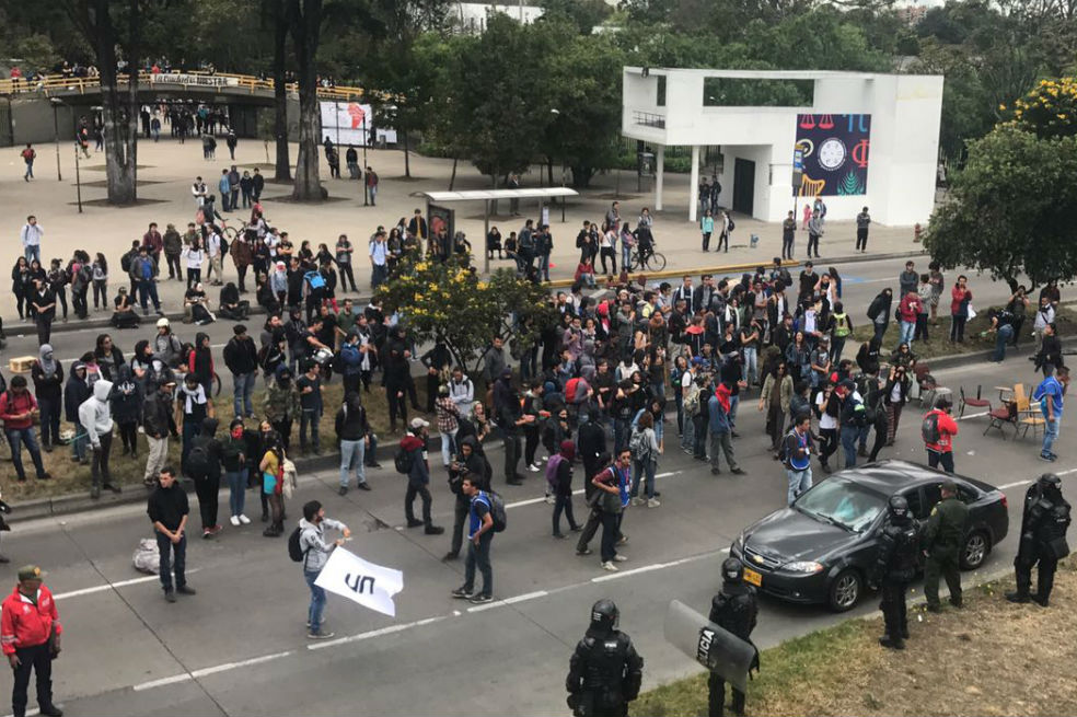 Entre bloqueos y arengas transcurre jornada de protestas en Bogotá