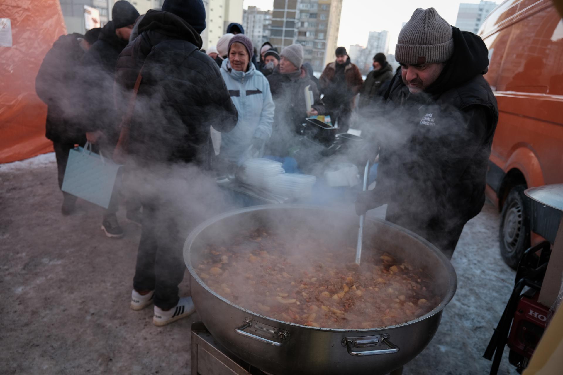 KYIV (Ukraine), 17/01/2026.- A worker from the NGO World Central Kitchen distributes hot food for people in a residential area of Kyiv, Kyiv, Ukraine, 17 January 2026. Ukraine’s capital is experiencing an unprecedented energy crisis, with power and heating outages, following massive airstrikes that Russia launched against Ukraine’s energy infrastructure last week, and local authorities have advised civilians to leave the city as temperatures reach minus twenty degrees while points of invincibility operate as thermal shelters with charging access and psychological support from Ukraine’s Emergency Service specialists. (Rusia, Ucrania, Kiev) EFE/EPA/MARIA SENOVILLA