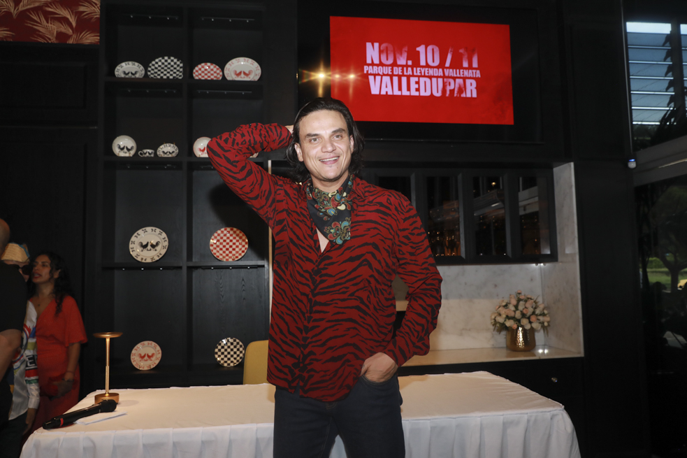 Silvestre Dangond le cumplió el sueño a un seguidor y le regaló un carro. Imágenes