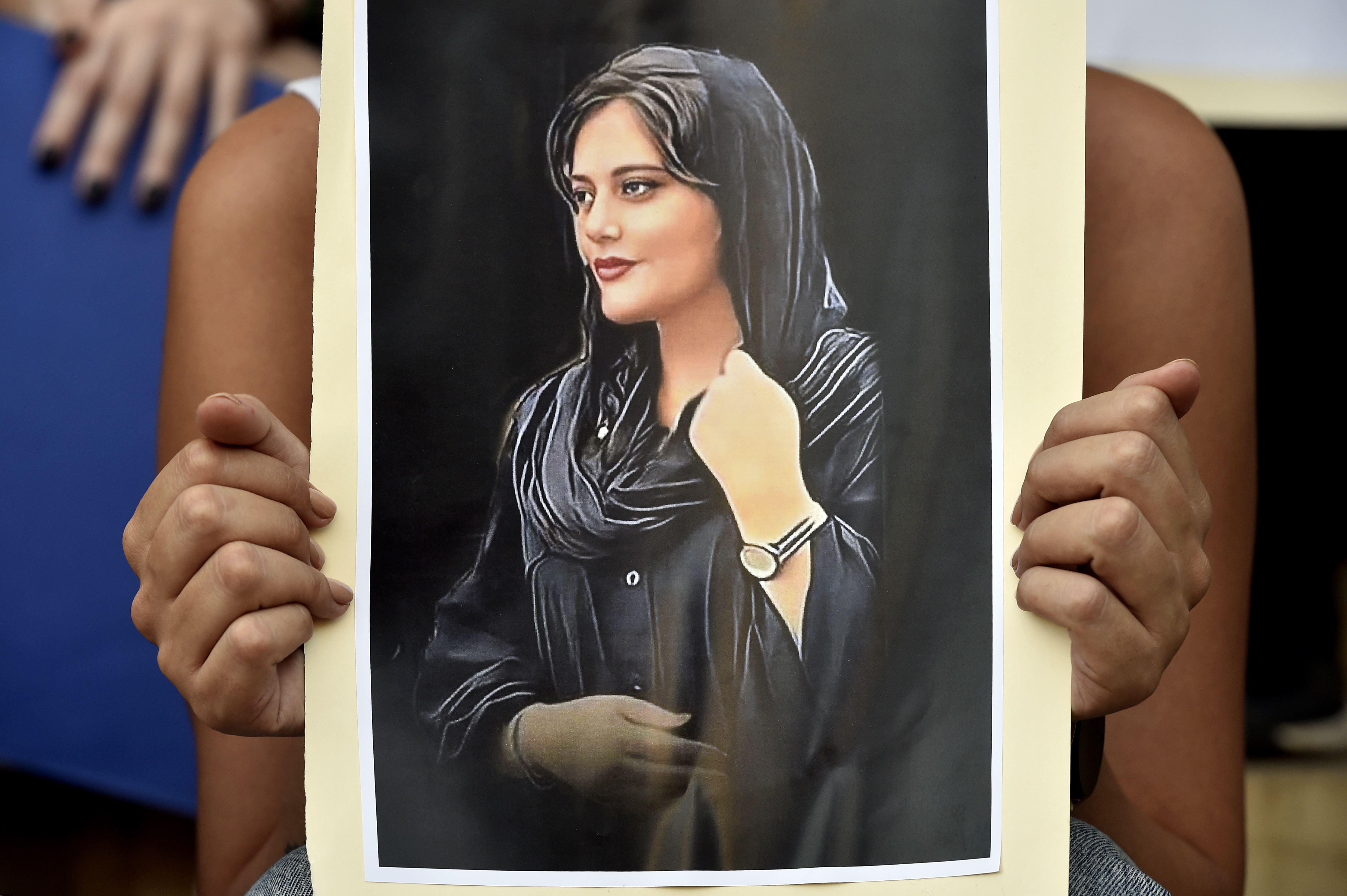 Irán asegura que Mahsa Amini murió por una enfermedad y no a “golpes”, según informe