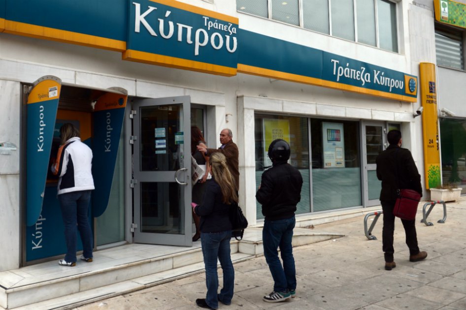 Chipre prepara reapertura de bancos entre temores a fuga de capitales