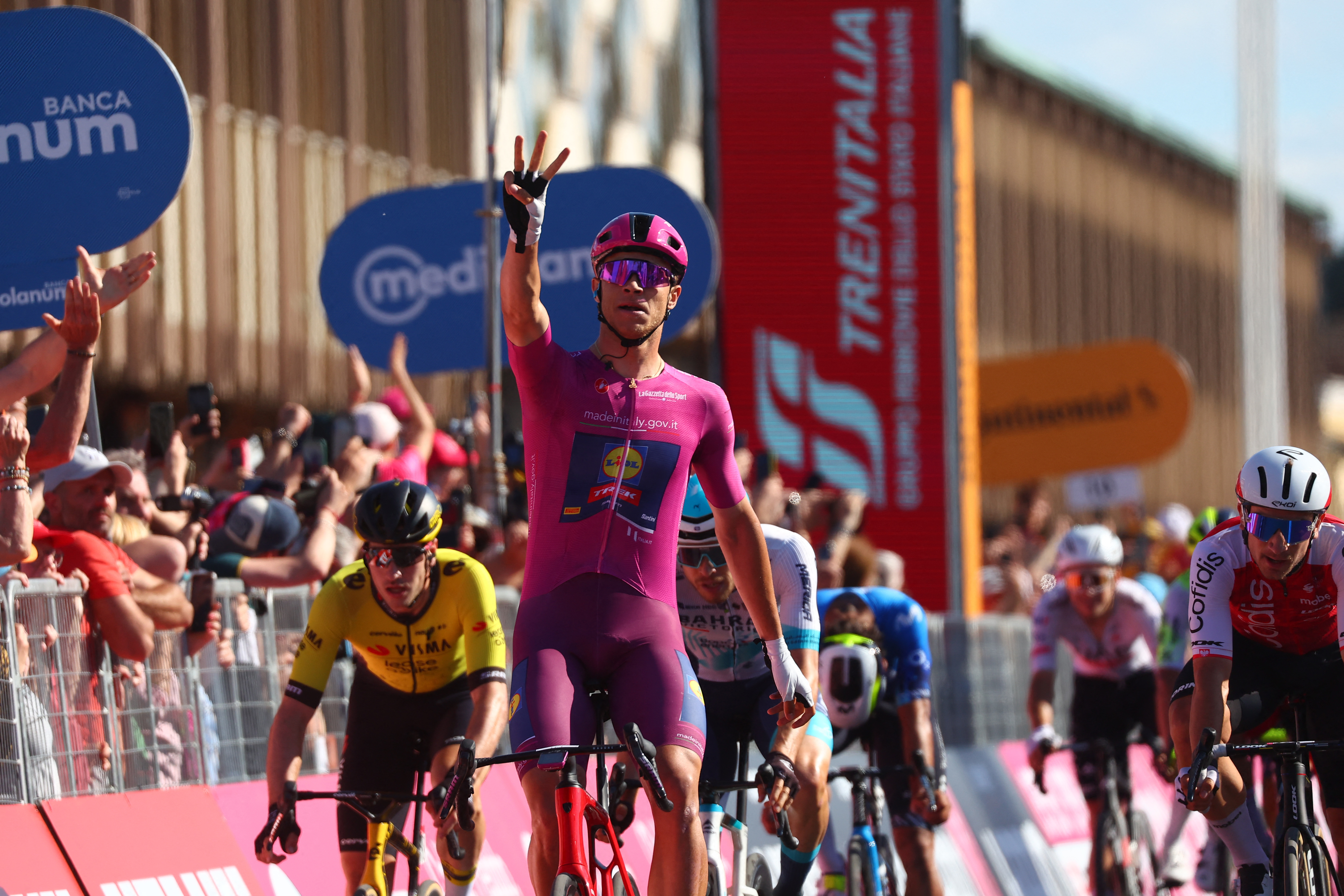 Gaviria intenta embalar desde lejos, pero Milan no da chance