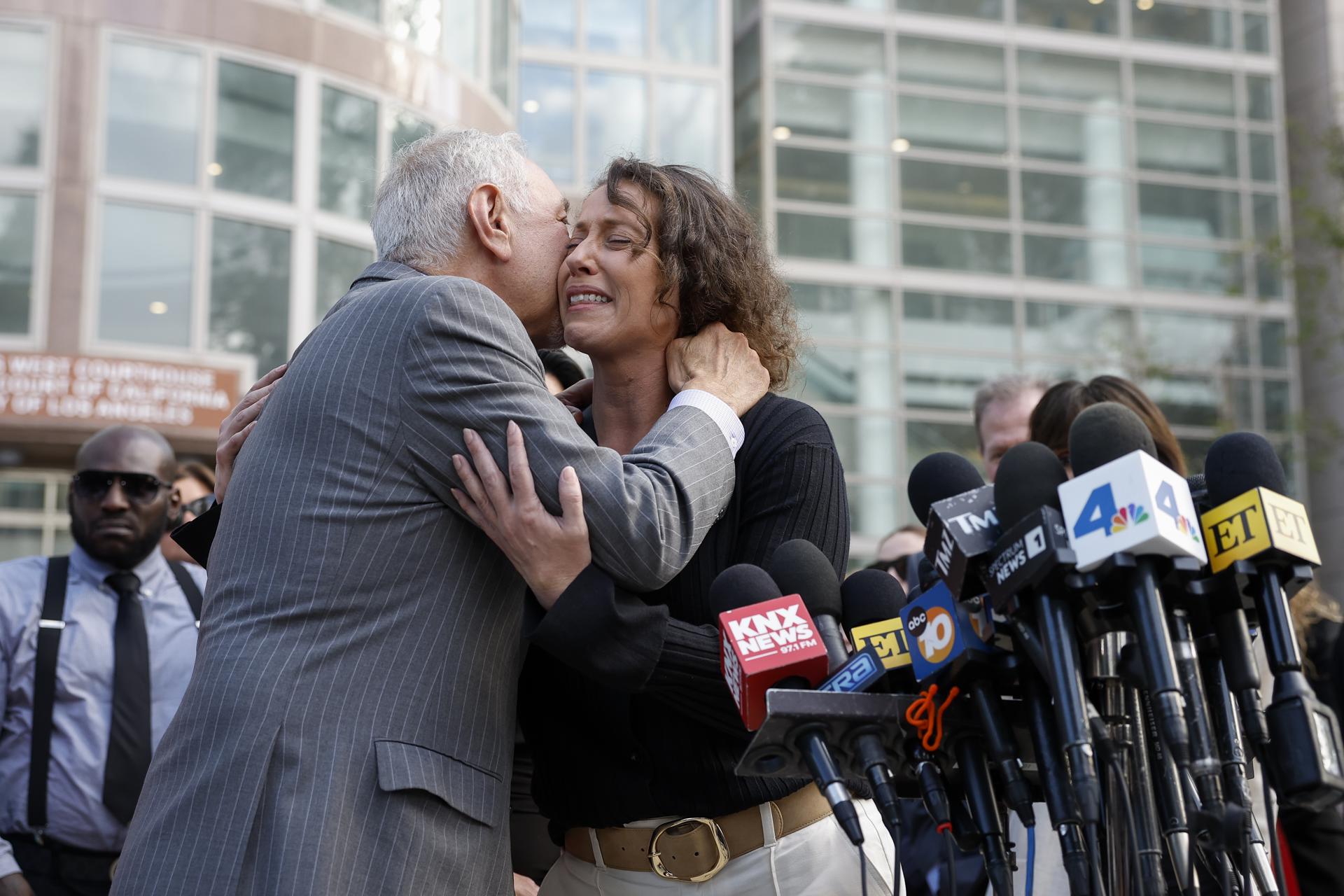 LOS ANGELES (United States), 13/05/2025.- Criminal defense lawyer Mark Geragos (L) and Anamaria Baralt (R), cousin to Lyle and Erik Menendez, embrace before speaking to the media after Los Angeles County Superior Court Judge Michael Jesic reduced the brothers' sentences from life without parole to 50 years to life, making them eligible for parole, at the Van Nuys Courthouse West in Los Angeles, California, USA, 13 May 2025. The state parole board must still decide whether to release them from prison. Brothers Lyle and Erik Menendez were sentenced in 1996 for first-degree murder for killing their parents, Jose and Kitty Menendez. Still, new evidence has led prosecutors to reexamine the brothers' sentencing. EFE/EPA/CAROLINE BREHMAN