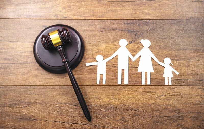 Adopción de menores provoca choque jurídico