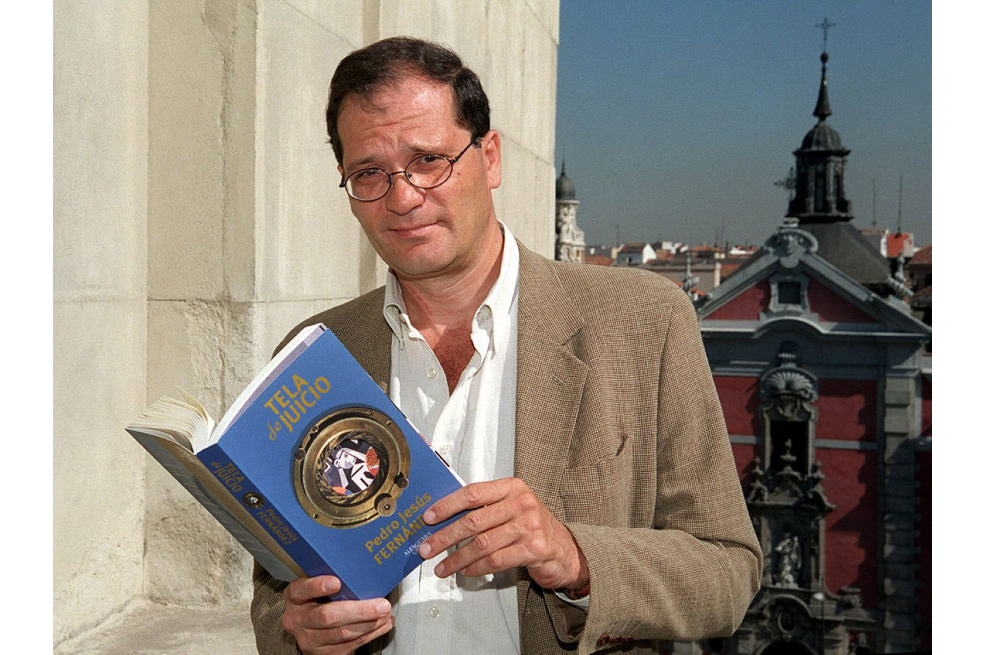 En el año 2000, Pedro Jesús Fernández presentó su segunda novela, "Tela de juicio", en Madrid.