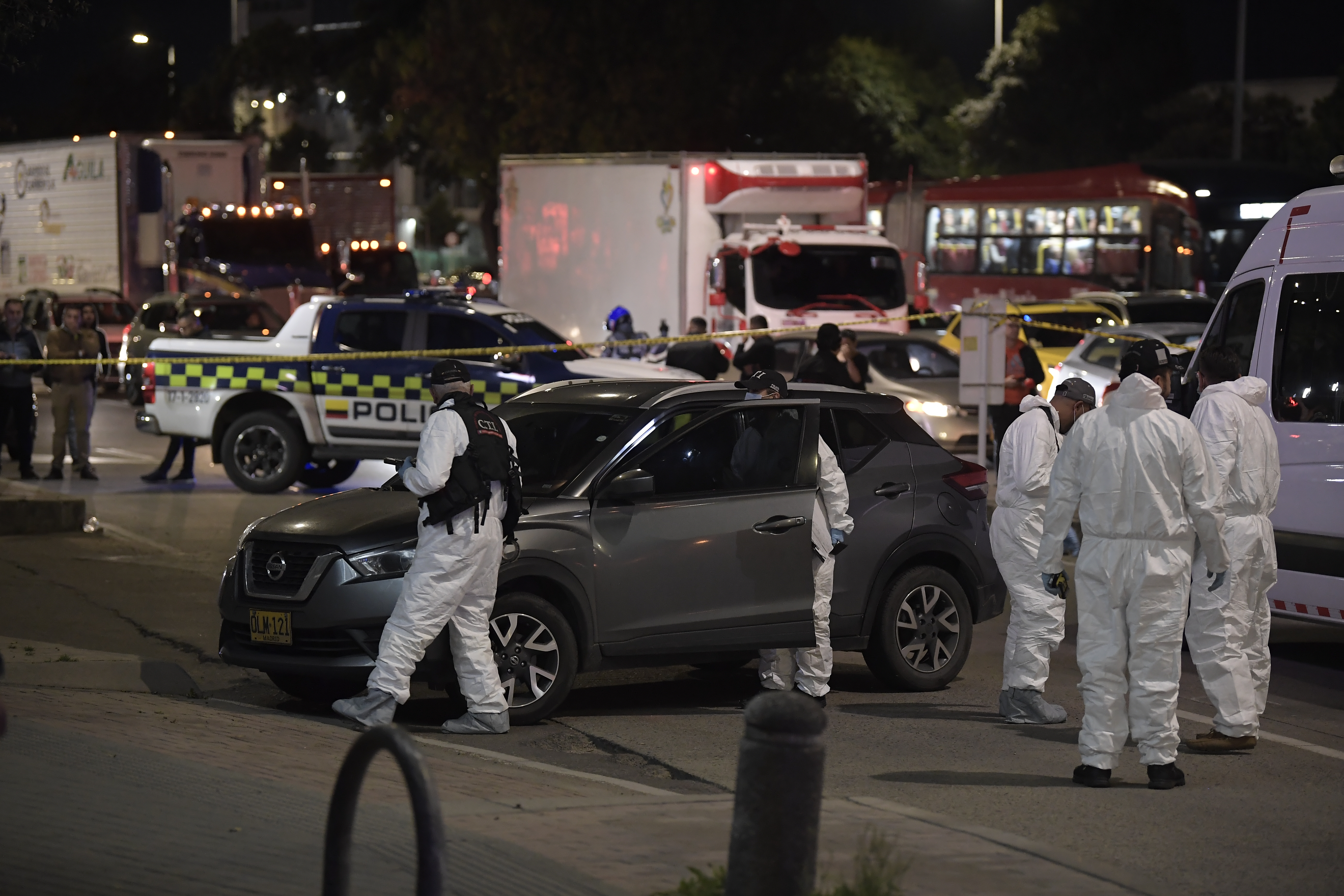 Agentes del CTI, realizan el levantamiento del cuerpo del director de la cárcel La Modelo, quién se movilizaba en un carro particular