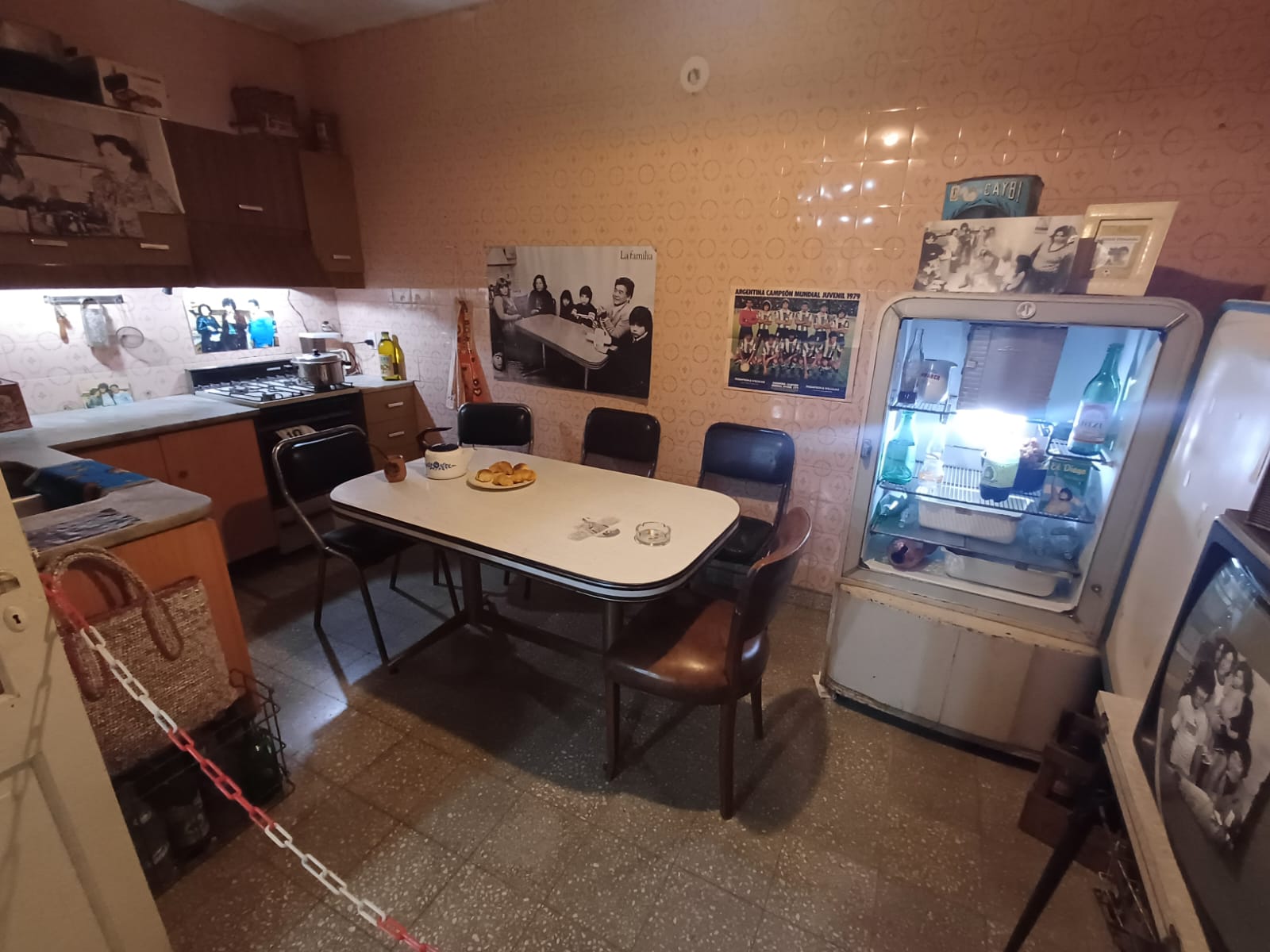 La Casa de D10S es una auténtica casa-museo que invita a revivir los años en los que un joven Diego Armando vivió junto a su familia en el barrio porteño de los Bichitos Colorados.
