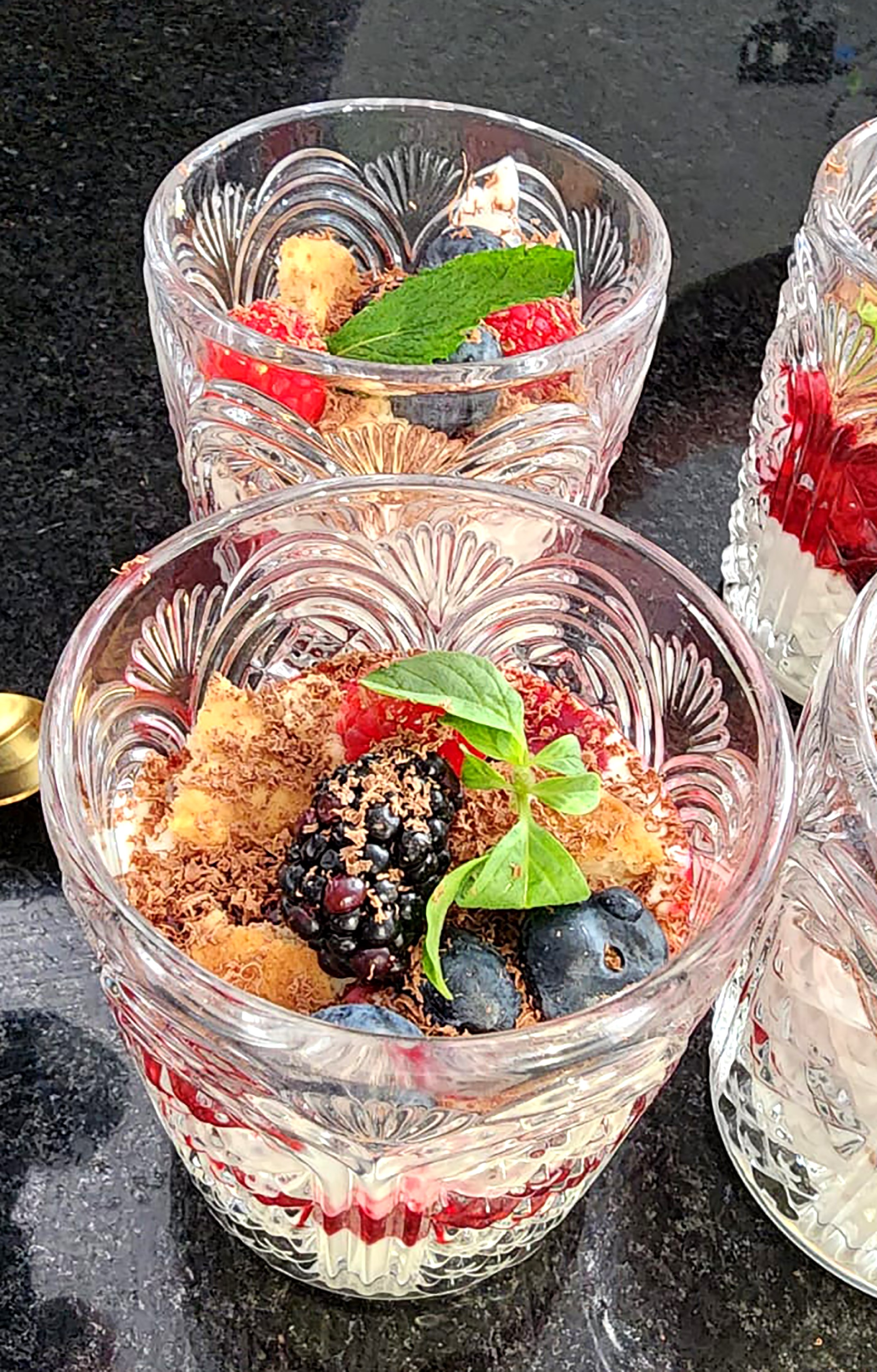 Parfait de yogur griego y frutos rojos con jengibre y galleticas de mantequilla