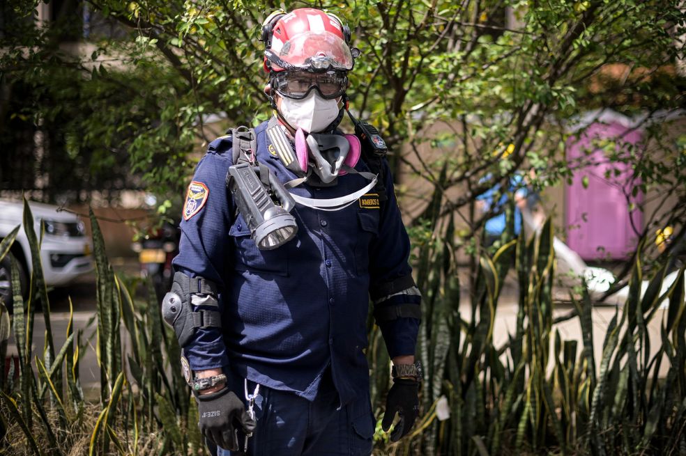 En Pereira, hay 48 bomberos que viajaron desde Bogotá y 60 más se encuentran en Cali.