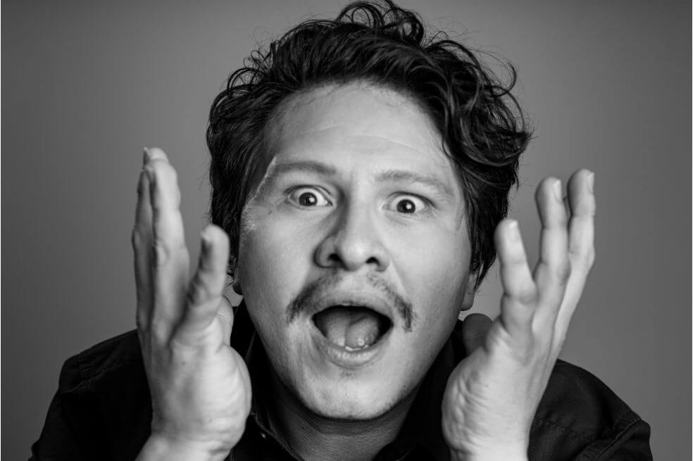 Juan Pablo Acosta, actor, director y dramaturgo, pasó de trabajar de los escenarios a la cocina: todos sus estrenos y grabaciones fueron cancelados.   / Juan Pablo Acosta
