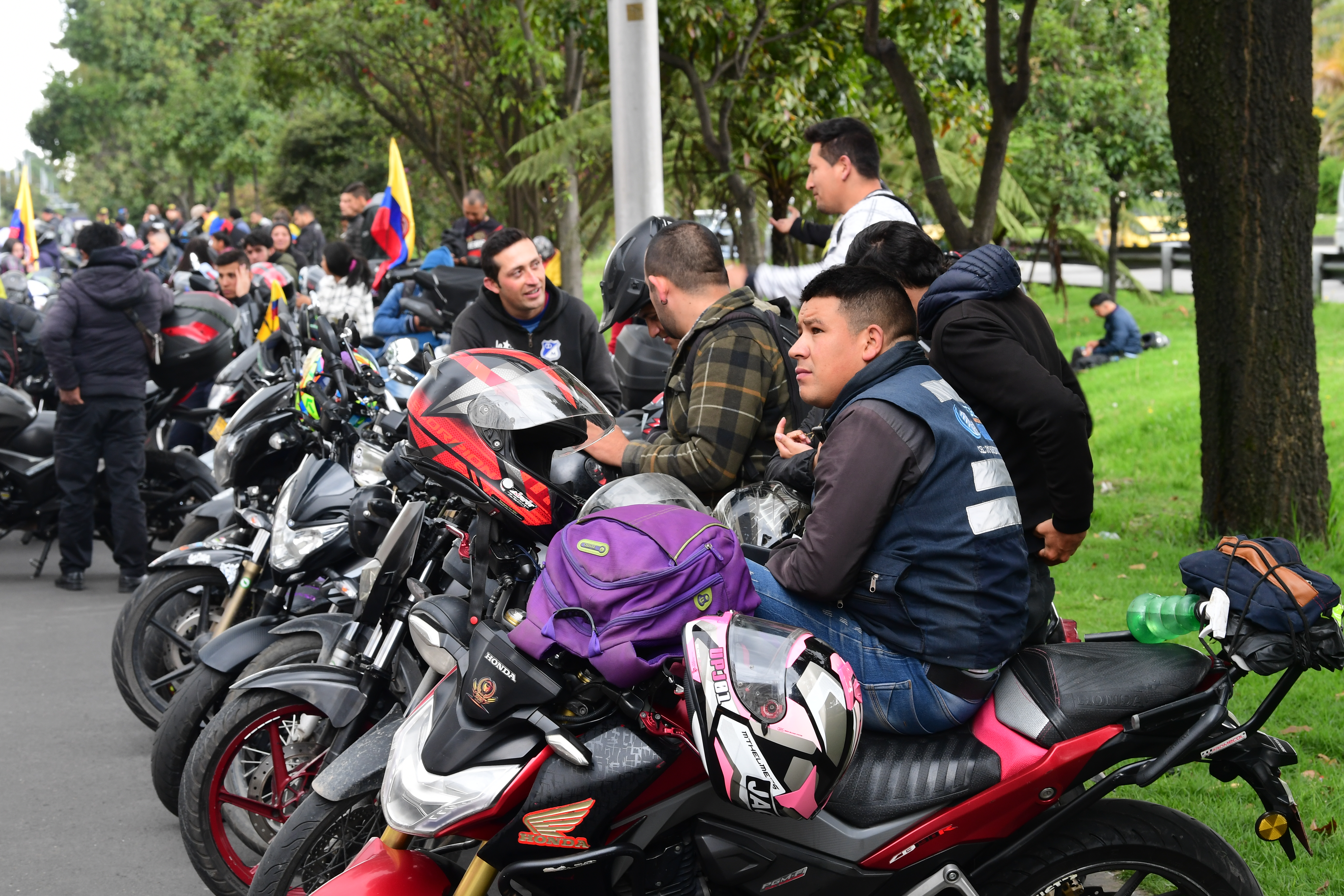 ¿Qué debe incluir el kit reglamentario de moto para viajar por carretera?
