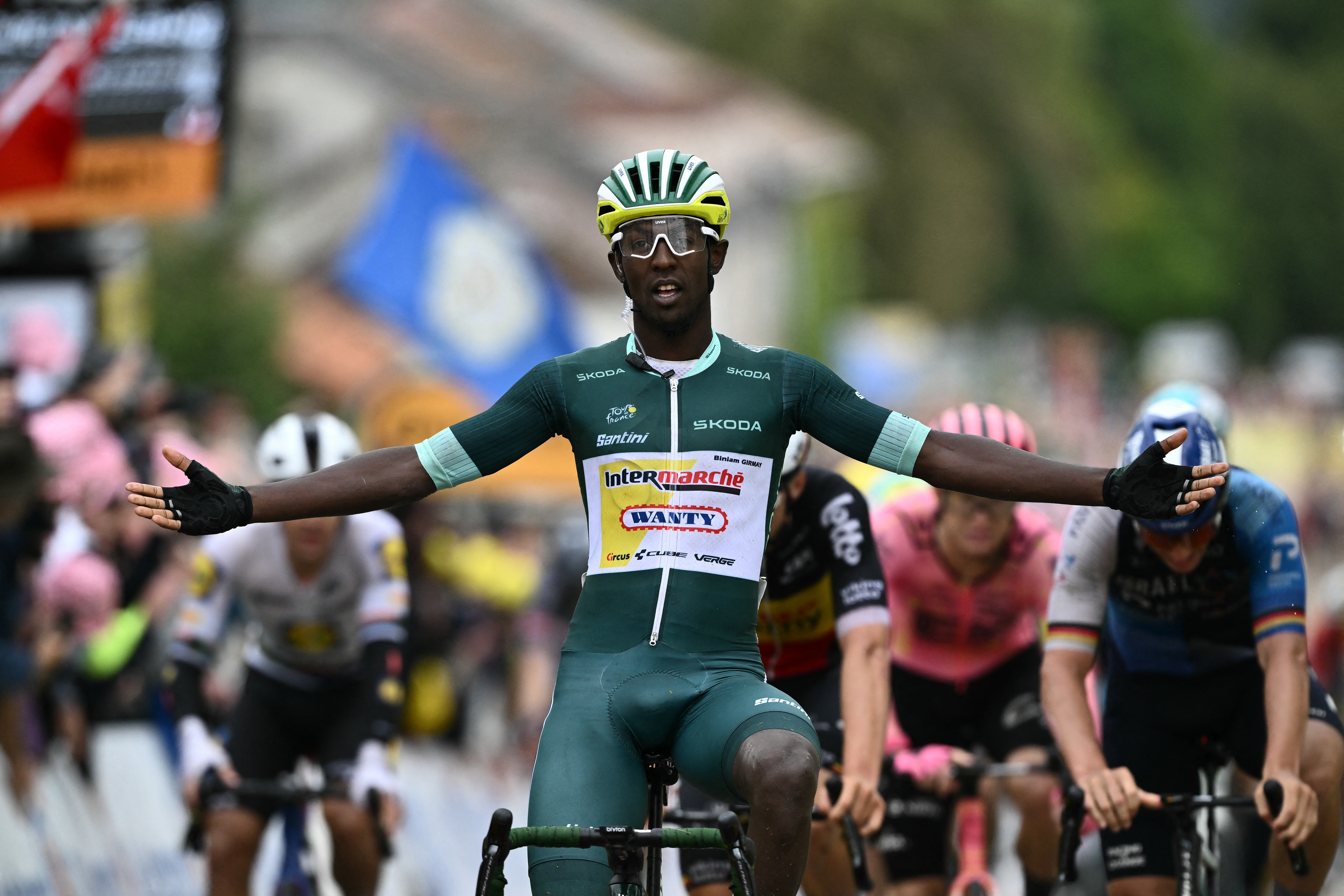 Biniam Girmay repitió triunfo y se llevó la octava etapa del Tour de Francia