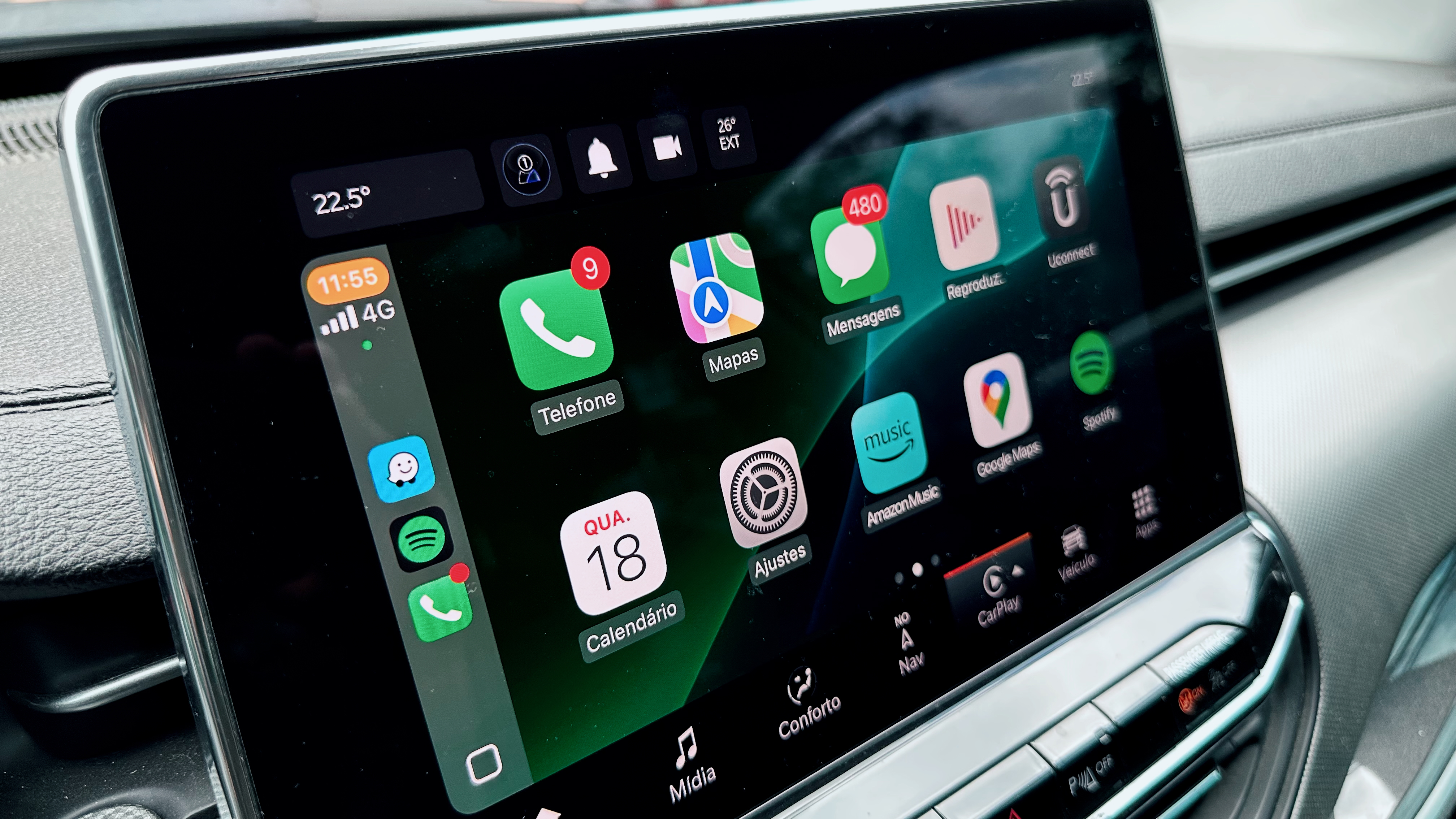 Los sistemas CarPlay y Android Auto permiten usar mapas, música y llamadas desde una pantalla externa sin manipular el teléfono.