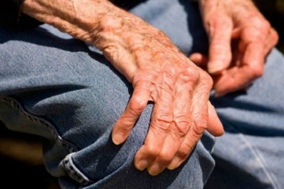 Investigadores chilenos crean dispositivo para eliminar temblores parkinson