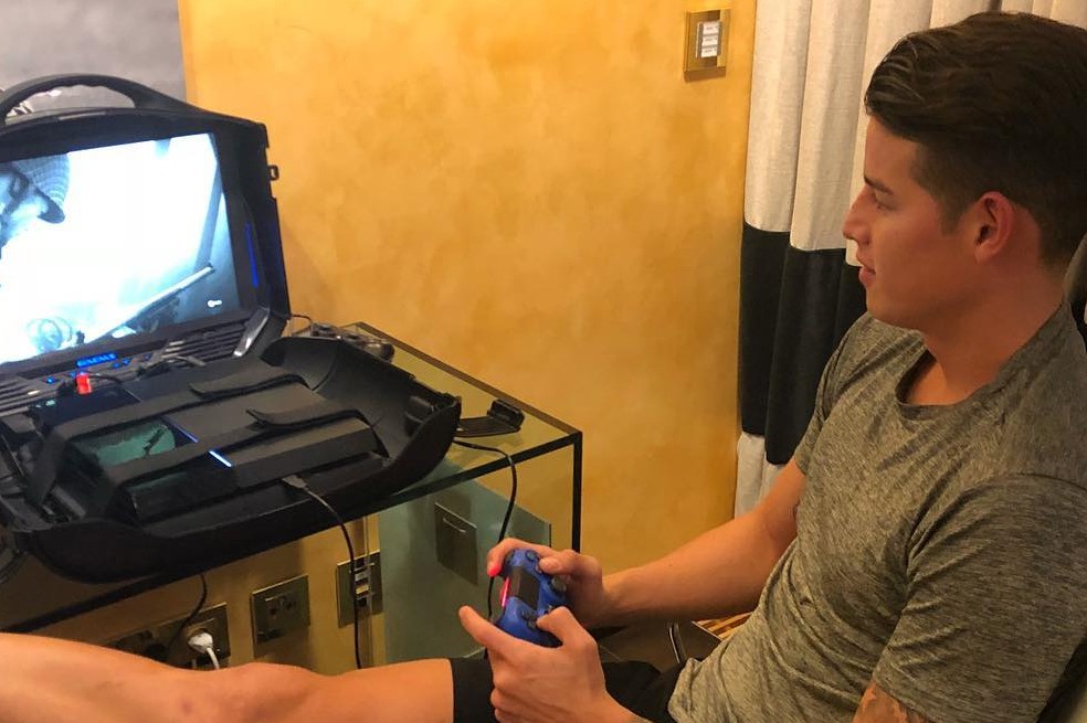 3.	Le encantan los videojuegos. Debido a la pandemia abrió su propio canal de Twich, donde juega en vivo, con varios de sus amigos. Sus juegos preferidos son Call of Duty: Warzone, NBA y Grand Theft Auto.