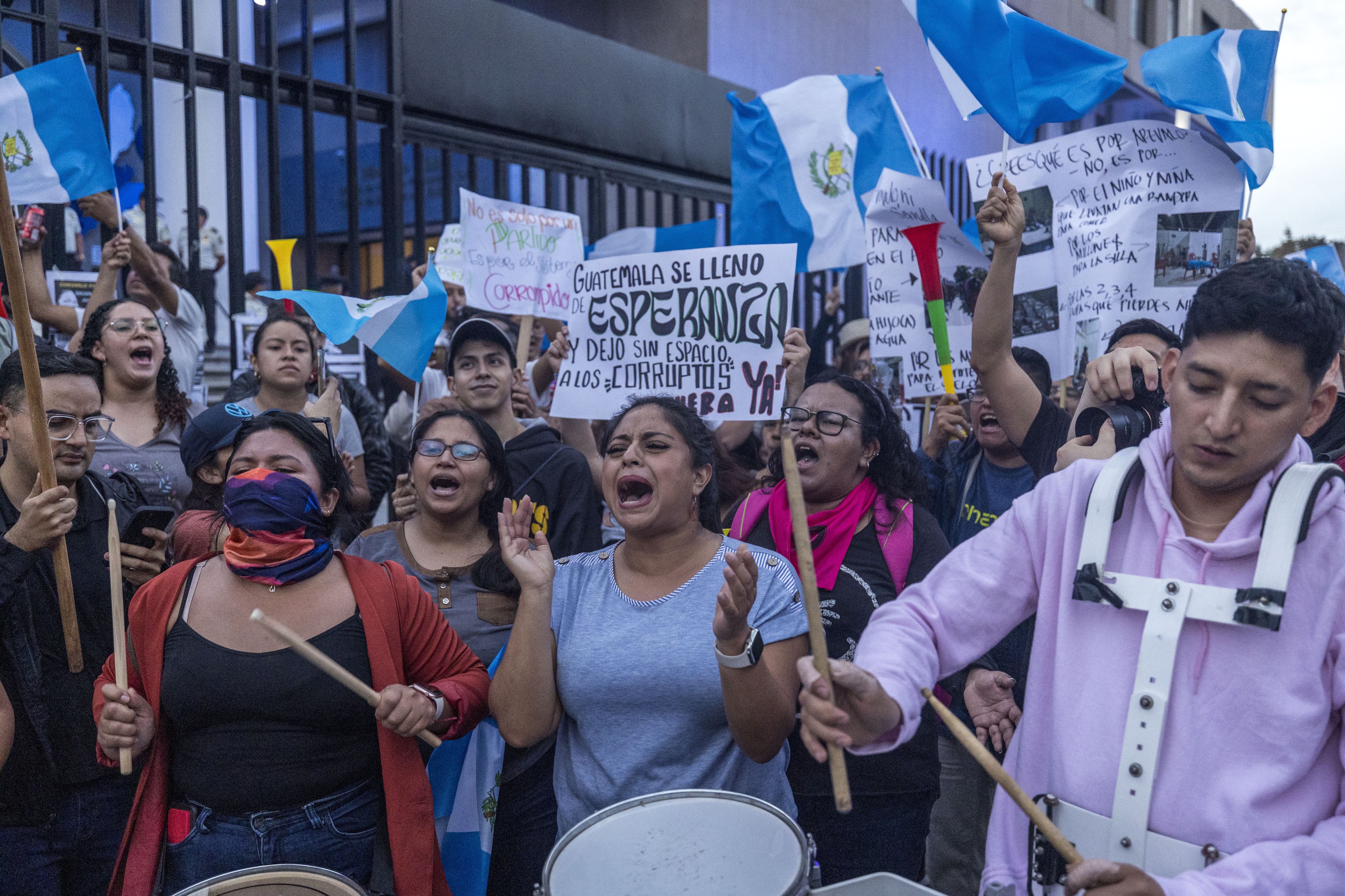 AME3146. CIUDAD DE GUATEMALA (GUATEMALA), 14/07/2023.- Ciudadanos protestan hoy frente a la sede del Ministerio Público para exigir la renuncia de la fiscal general Consuelo Porras y el fiscal Rafael Curruchiche, a quienes acusan de intentar detener las elecciones generales y cancelar al movimiento Semilla del candidato progresista Bernardo Arevalo, en Ciudad de Guatemala (Guatemala). EFE/ Esteban Biba