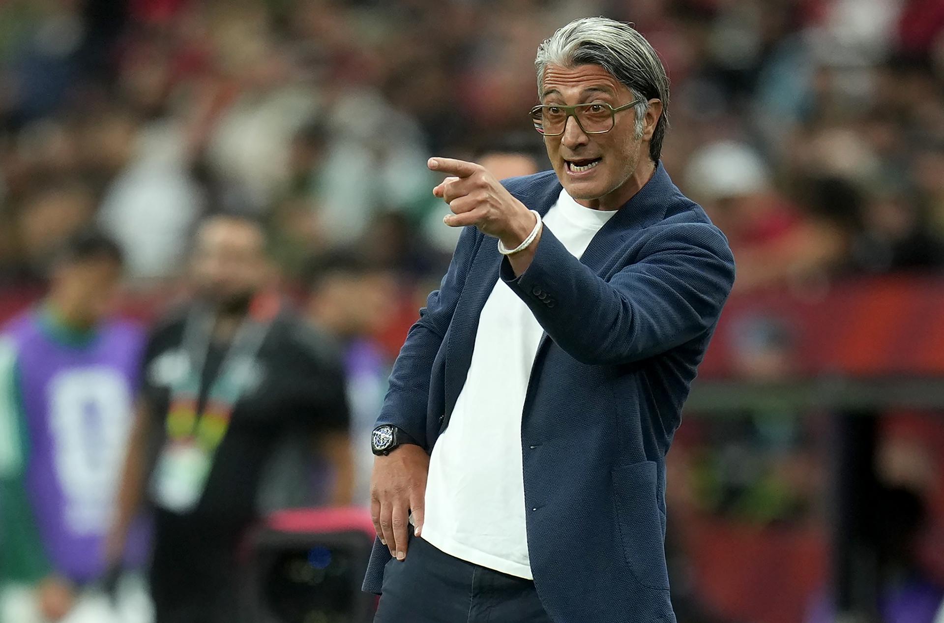 VANCOUVER (Canada), 03/07/2026.- Switzerland's head coach Murat Yakin gestures on the touchline during the FIFA World Cup 2026 Round of 32 match Switzerland against Algeria, in Vancouver, Canada, 02 July 2026. E (Suiza) EFE/EPA/BOB FRID
