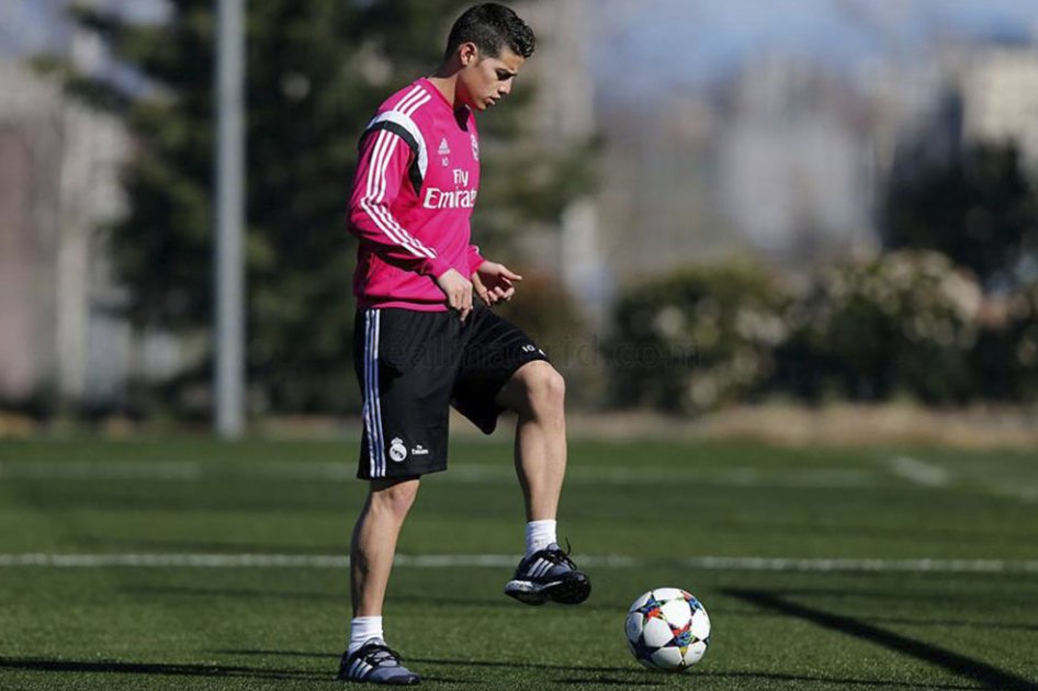 James Rodríguez hace trabajos con balón