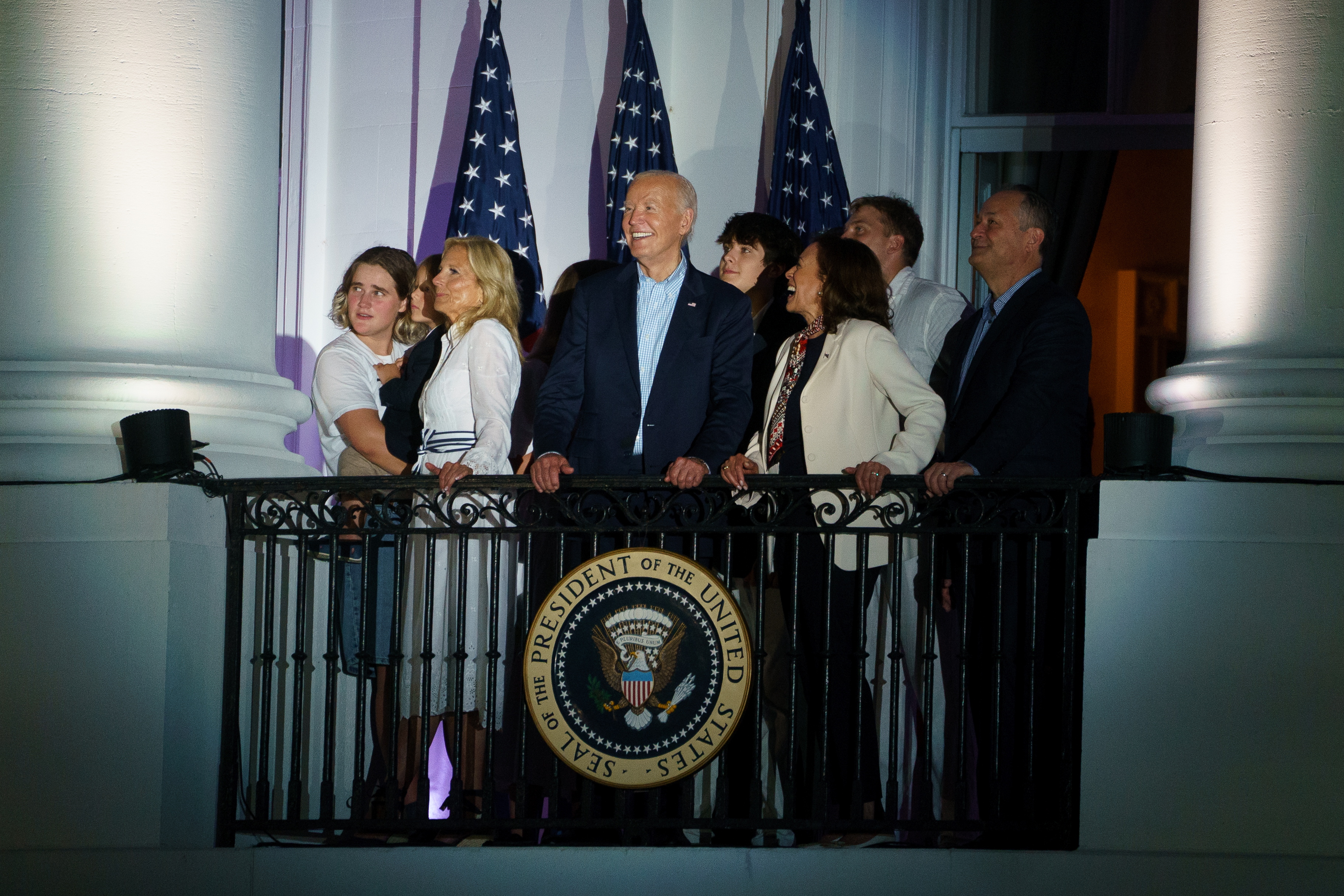 Washington (United States), 04/07/2024.- US President Joe Biden (C) with US First Lady Jill Biden (2-L) and US Vice President Kamala Harris (2-R) and Second Gentleman Doug Emhoff (R) watch fireworks from the Truman Balcony at the White House during US Independence Day celebrations at the White House in Washington, DC, USA, 04 July 2024. The Fourth of July is the annual US celebration of the adoption of the Declaration of Independence from Britain. (Reino Unido) EFE/EPA/WILL OLIVER