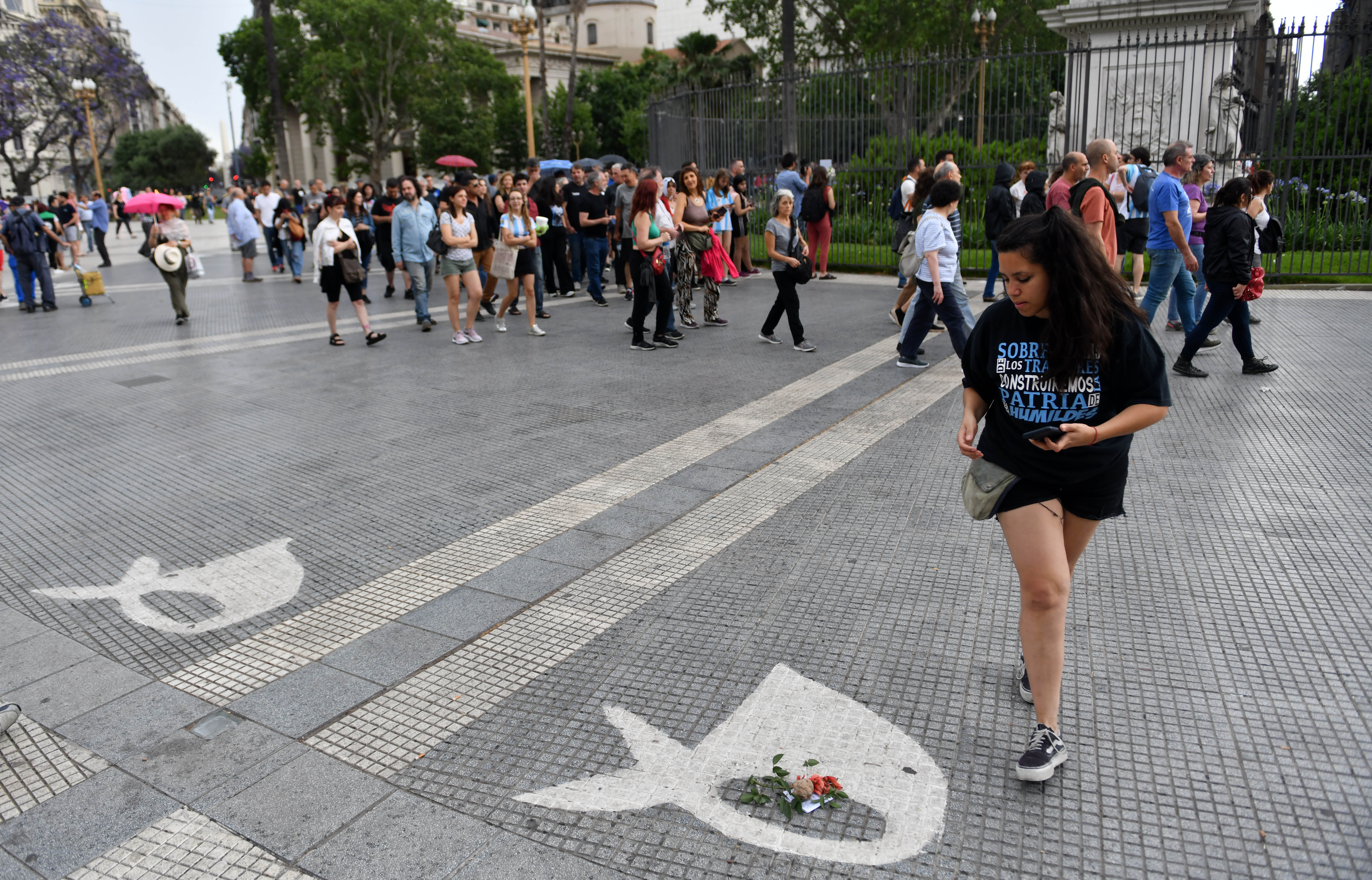 AME4808. BUENOS AIRES (ARGENTINA), 20/11/2022.- Decenas de personas se reúnen en la Plaza de Mayo para rendir homenaje a la activista Hebe de Bonafini, hoy, en Buenos Aires (Argentina). Agrupaciones defensoras de los derechos humanos junto a familiares de personas desaparecidas se dieron cita este domingo para girar alrededor de la pirámide de Mayo como un acto de respeto y homenaje tras la muerte de Hebe de Bonafini, presidenta de la asociación argentina Madres de Plaza de Mayo. Bonafini (1928-2022), de 93 años, falleció este domingo en el Hospital Italiano de La Plata, capital de la provincia de Buenos Aires, en donde llevaba varios días internada debido al agravamiento de sus enfermedades crónicas. EFE/ Enrique García Medina