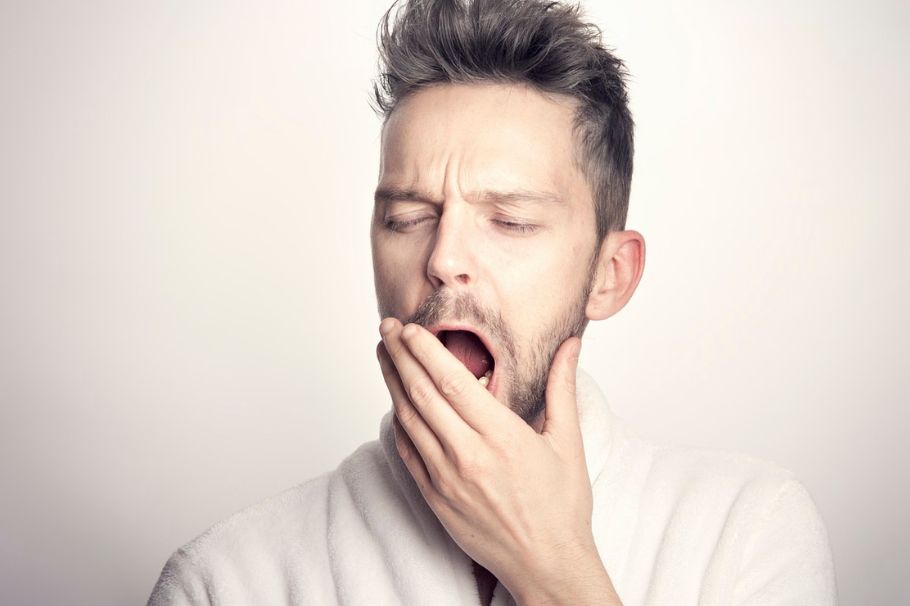 La solución no es el chicle: las razones comunes por las que sufres de mal aliento