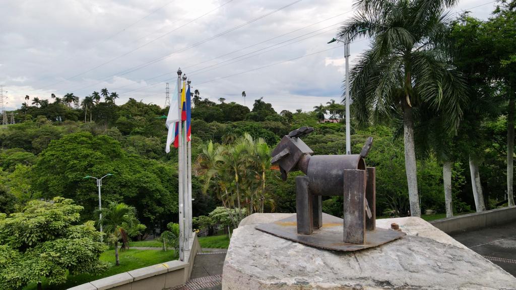 El 28 de abril, el primer día de Paro nacional, indígenas Misak derrumbaron la estatua de Sebastián de Belalcázar. En medio del revuelo por lo sucedido, algunos vecinos, comerciantes y visitantes caleños ayudaron a situar la estatua de una cabra en su lugar.
