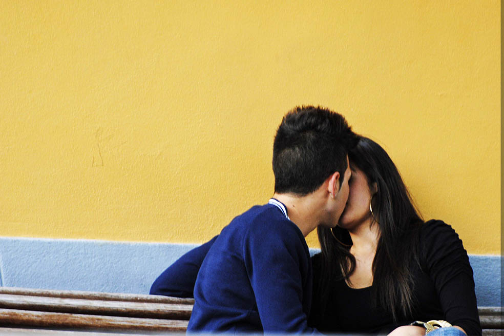 En un beso se pasan 80 millones de bacterias