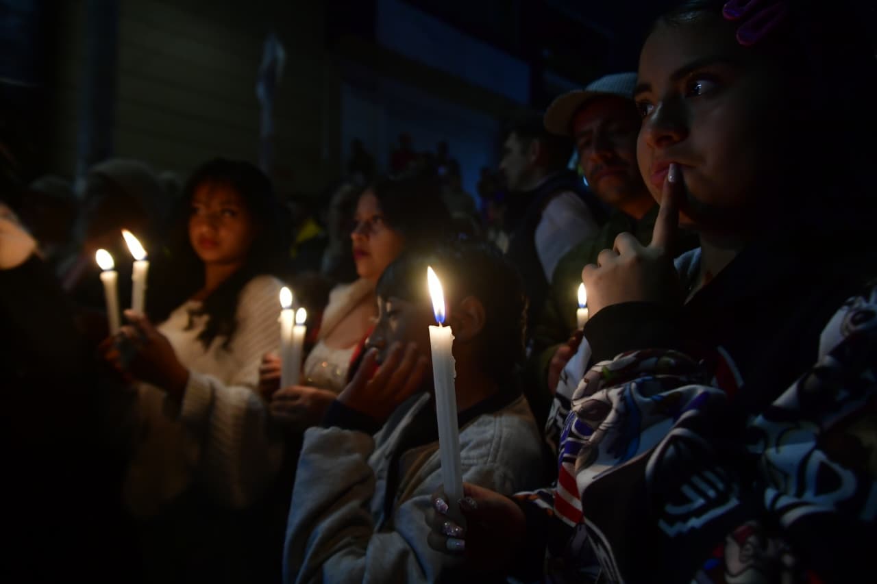 Velatón en el barrio La Sierra, San Cristóbal, por la salud de los niños que se debaten entre la vida y la muerte tras un grave accidente.