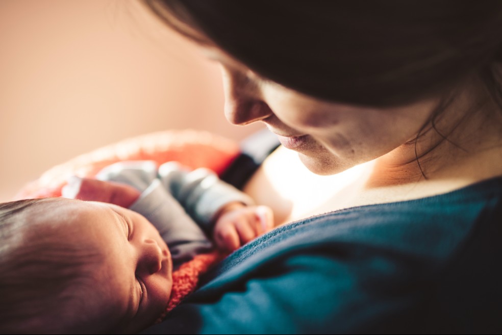 Madre o padre soltero tiene derecho a licencia parental total de una pareja: España
