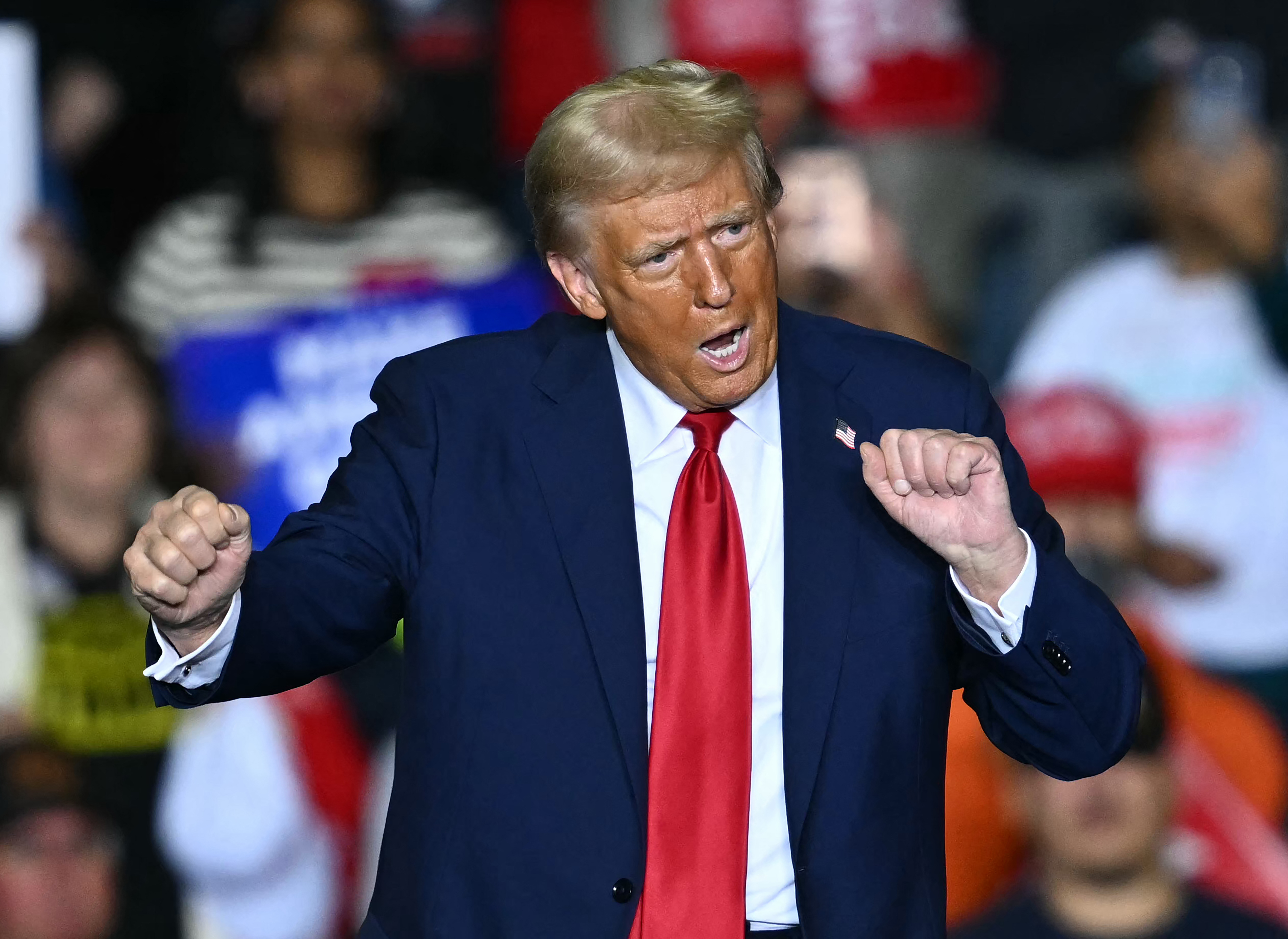 El expresidente estadounidense y candidato presidencial republicano Donald Trump baila en el escenario después de su discurso durante un mitin de campaña en el PPL Center en Allentown, Pensilvania, el 29 de octubre de 2024.