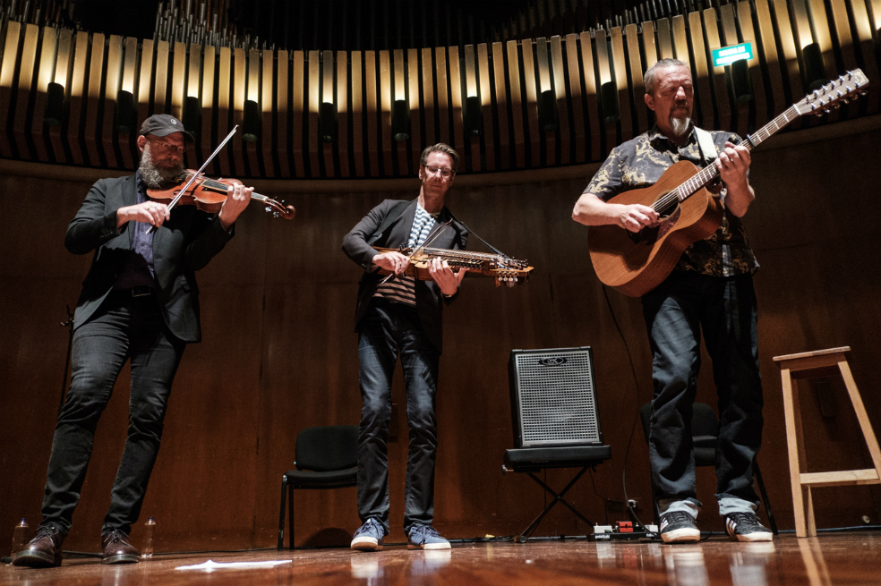 La agrupación Väsen está integrada por el violista Mikael Marin, el guitarrista Roger Tallroth, y Olov Johansson, intérprete de la nyckelharpa.  / Gabriel Rojas © Banco de la República