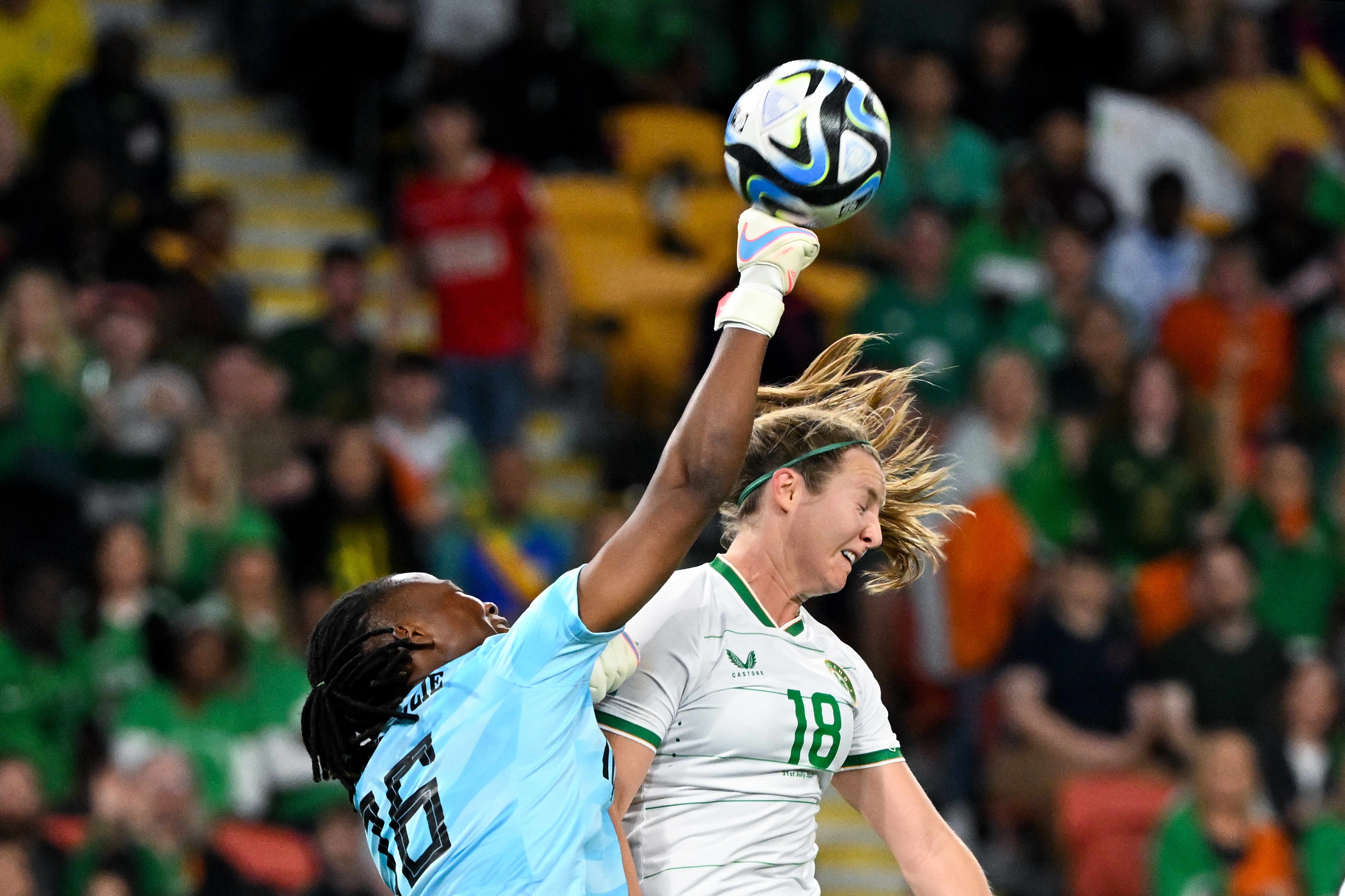 Brisbane (Australia), 31/07/2023.- Goalkeeper Chiamaka Nnadozie of Nigeria (left) fights for the ball with Kyra Carusa of the Republic of Ireland during the FIFA Women's World Cup 2023 soccer Group B match between Ireland and Nigeria at Brisbane Stadium in Brisbane, Australia, 31 July 2023. (Mundial de Fútbol, Irlanda) EFE/EPA/DARREN ENGLAND AUSTRALIA AND NEW ZEALAND EDITORIAL USE ONLY