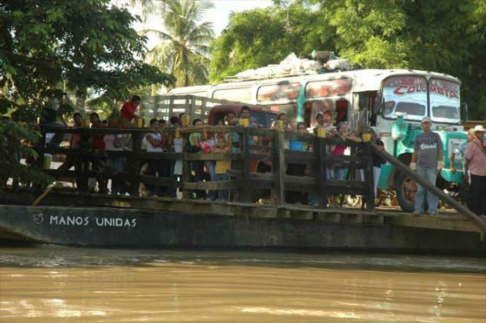 Tres personas murieron al caer un vehículo en el río Sinú