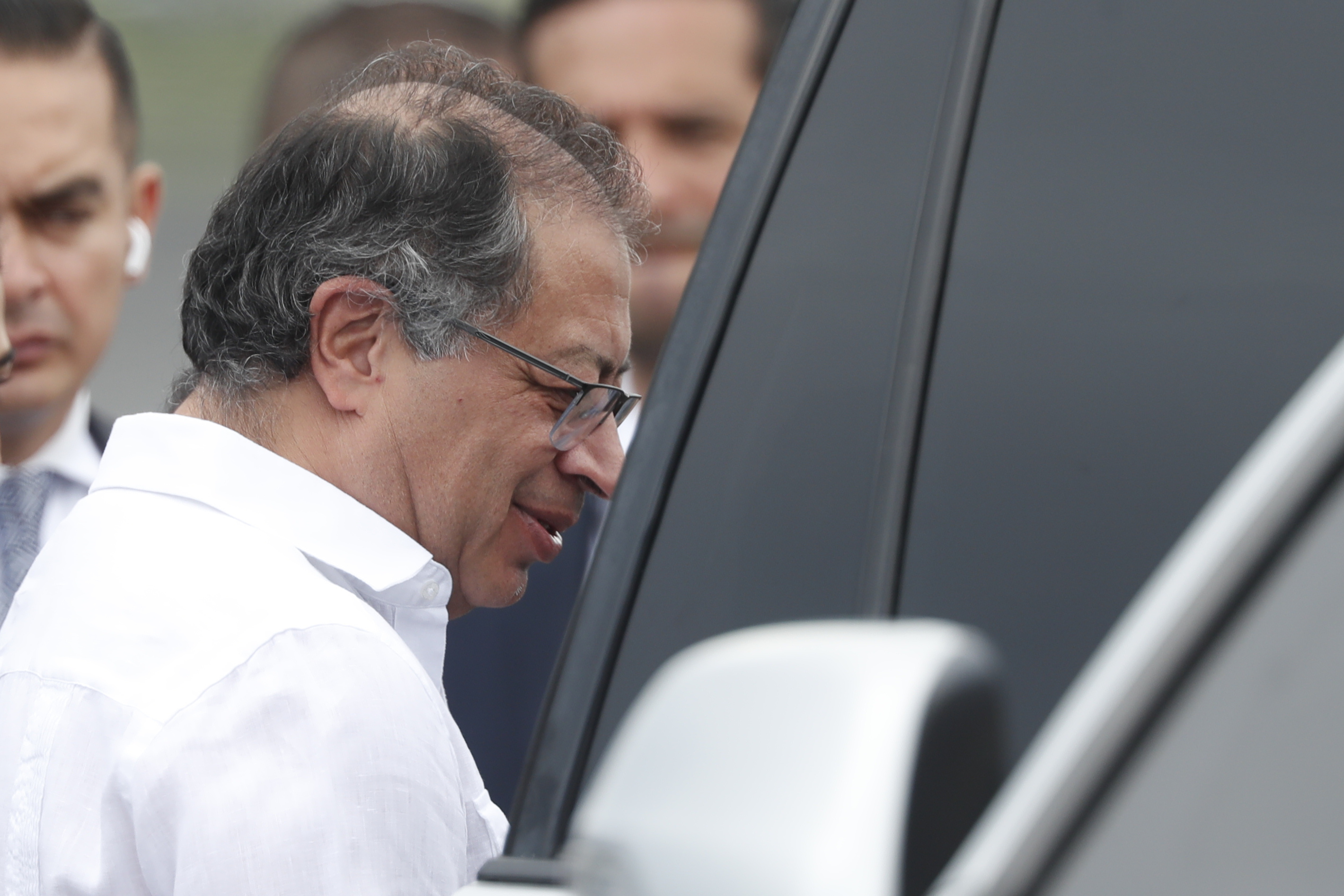 AME8230. CIUDAD DE PANAMÁ (PANAMÁ), 30/06/2024.- El presidente de Colombia, Gustavo Petro llega este domingo a Ciudad de Panamá (Panamá). Petro llegó este domingo a Panamá para asistir a la ceremonia de investidura el lunes del presidente electo panameño, José Raúl Mulino. EFE/ Rodrigo Sura