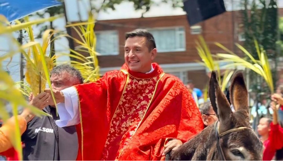 El padre ‘Chucho’ se va de Colombia por amenazas. ¿En qué trabajará en EE UU?