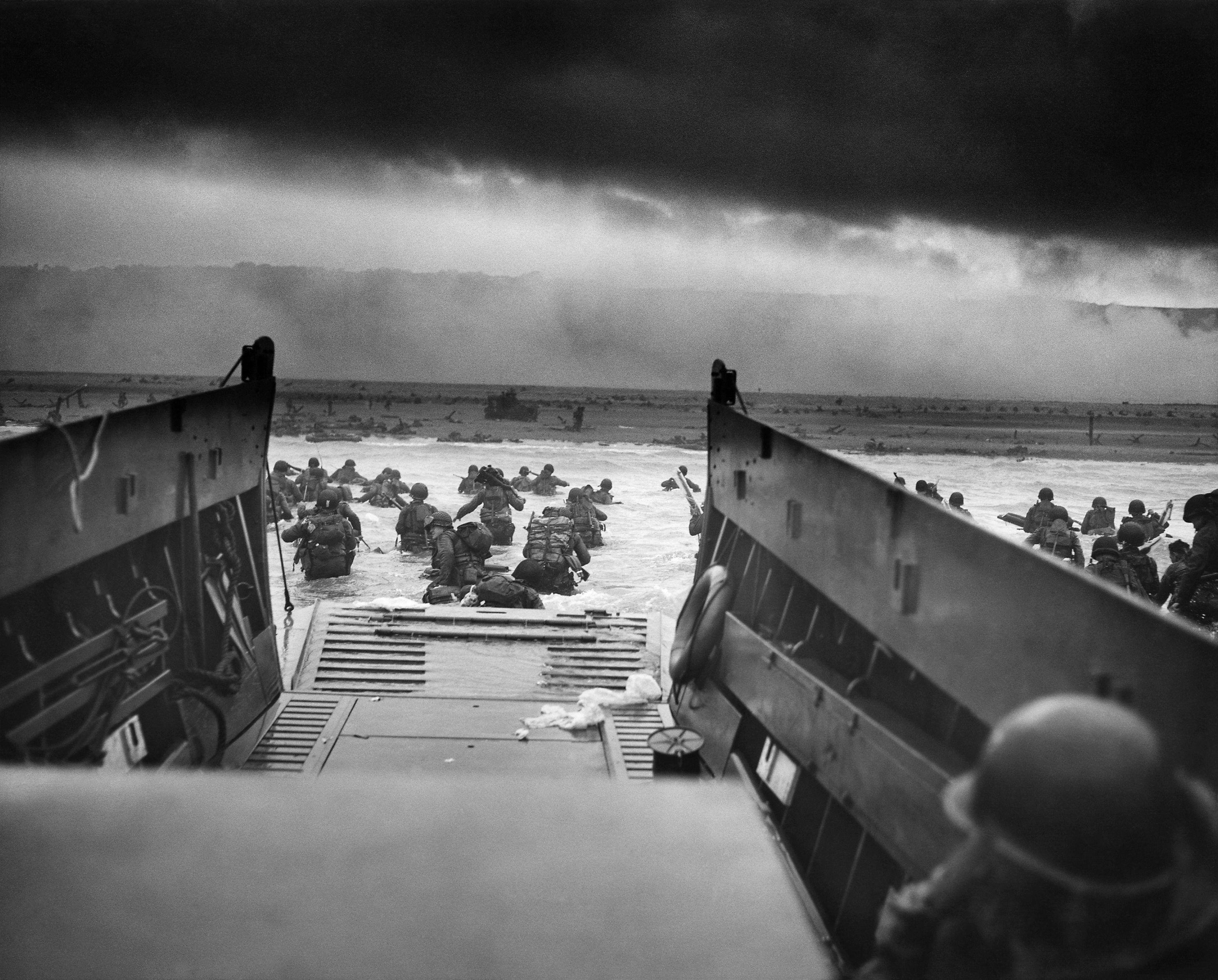 Tropas estadounidenses desembarcan en la “playa Omaha” (Francia) el 6 de junio de 1944, fecha conocida como el Día D, que inició la batalla de Normandía.